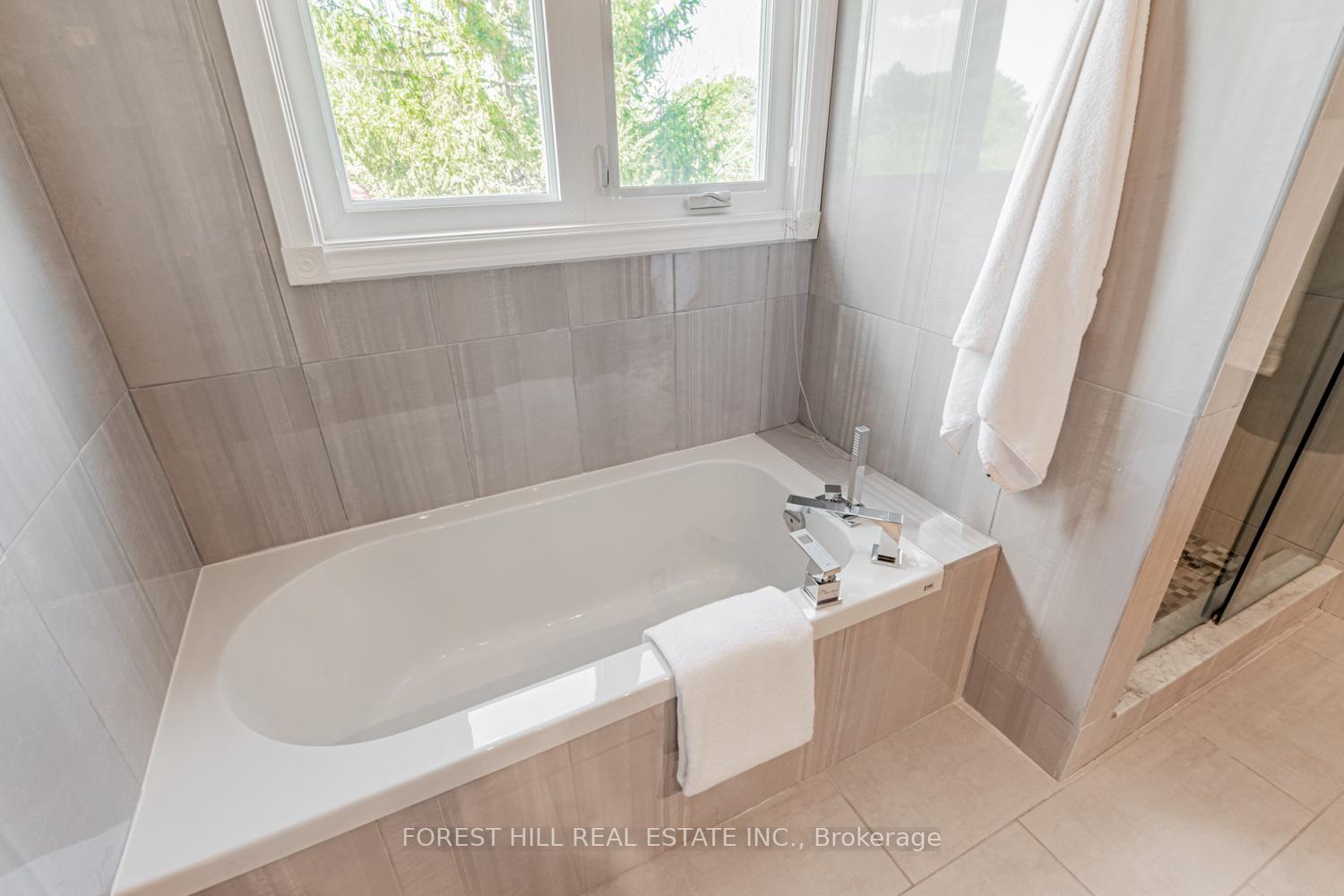Photo 17 of 81 Croteau Crescent, Vaughan, Crestwood-Springfarm-Yorkhill — HOMEH