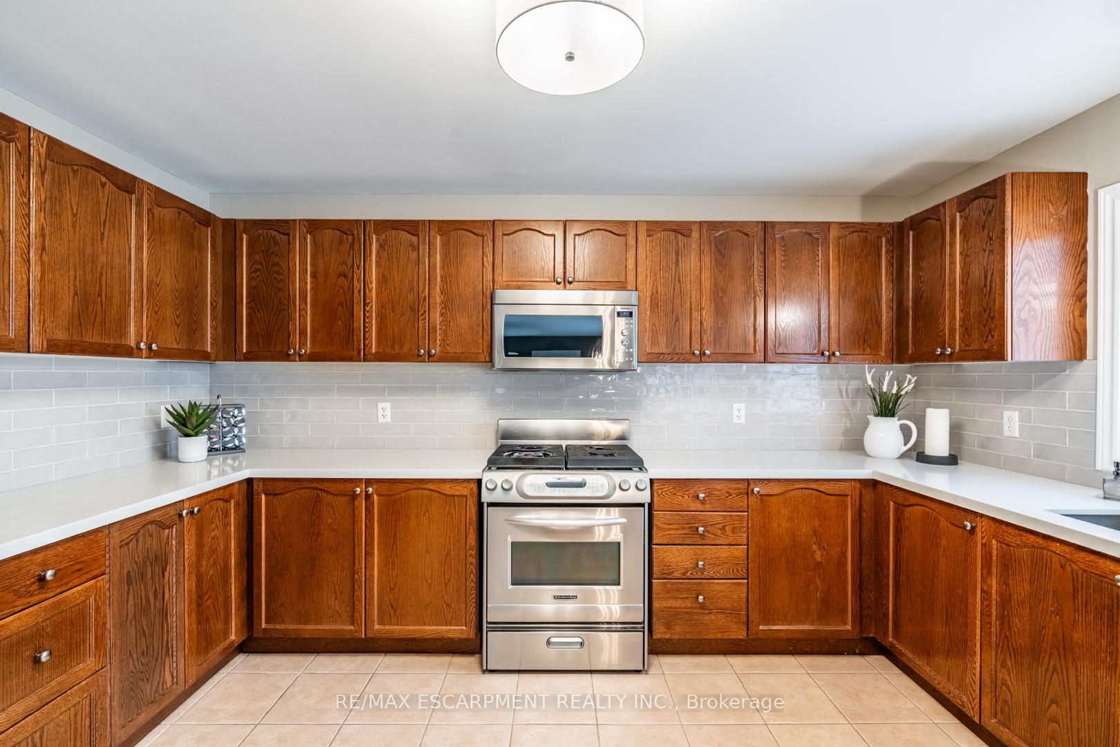 Photo 14 of 68 Newcombe Road, Hamilton, Dundas — HOMEH