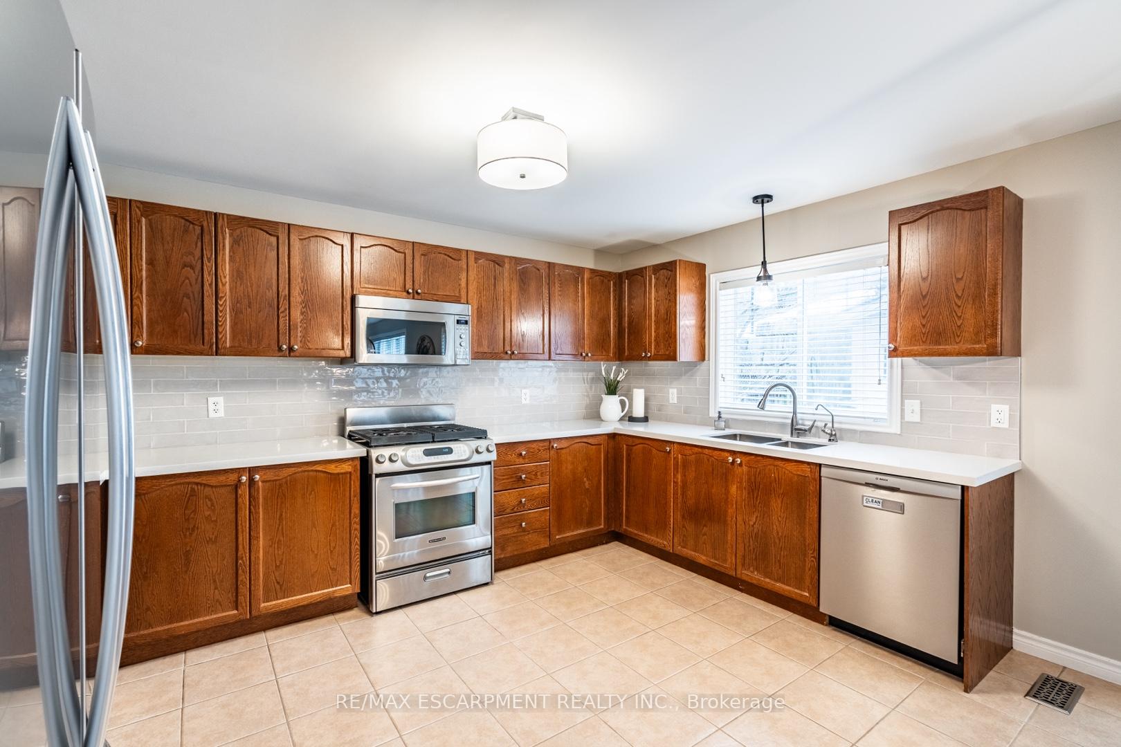 Photo 13 of 68 Newcombe Road, Hamilton, Dundas — HOMEH