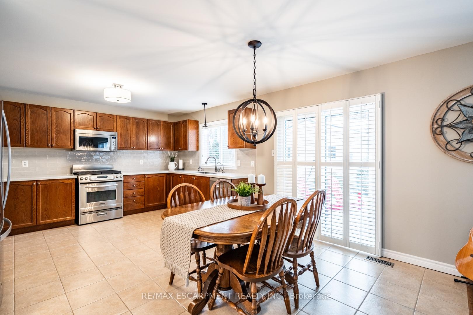 Photo 18 of 68 Newcombe Road, Hamilton, Dundas — HOMEH