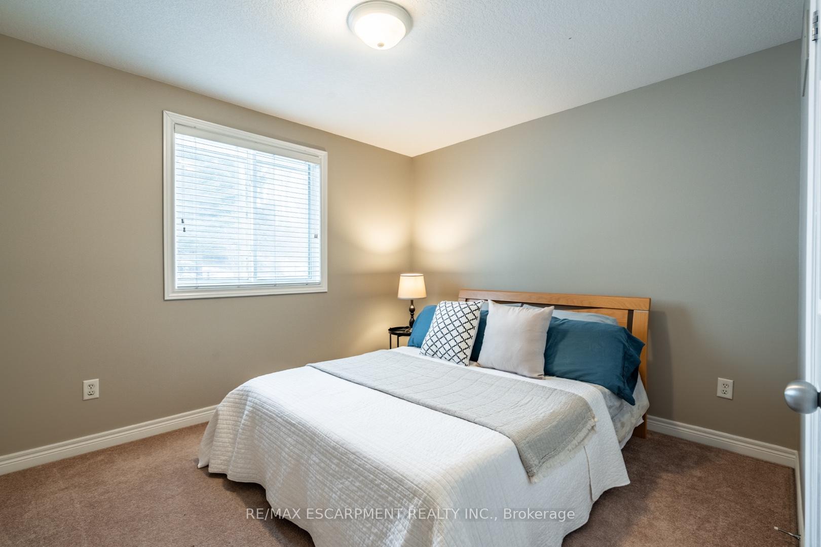 Photo 25 of 68 Newcombe Road, Hamilton, Dundas — HOMEH