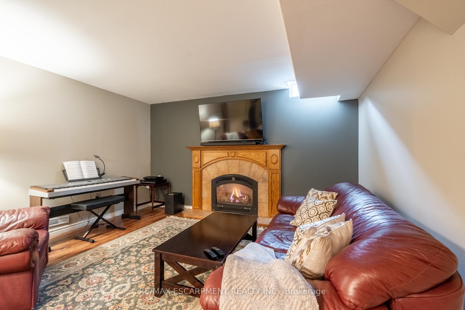 Photo 39 of 68 Newcombe Road, Hamilton, Dundas — HOMEH
