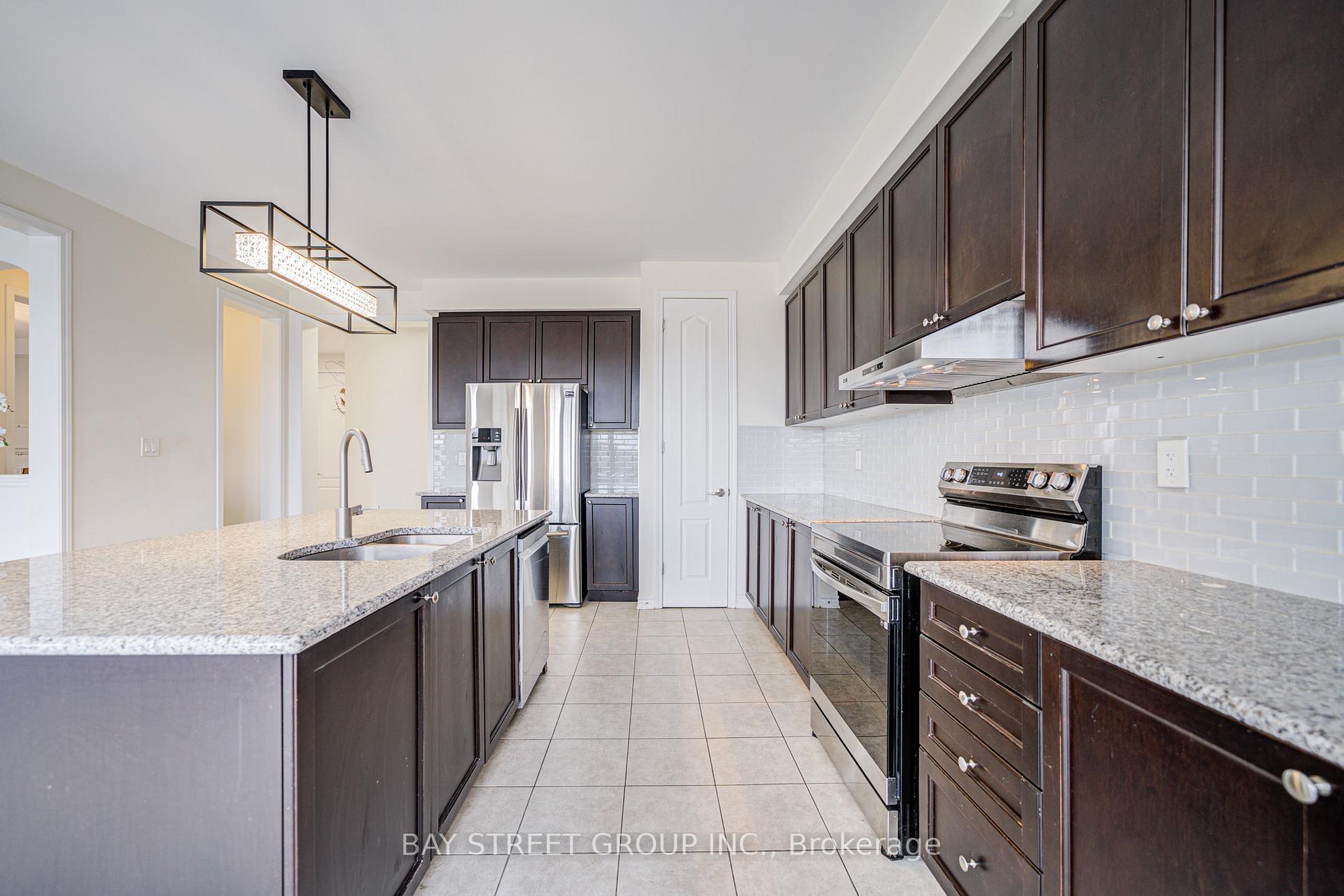 Photo 14 of 152 Baber Crescent, Aurora, Rural Aurora — HOMEH