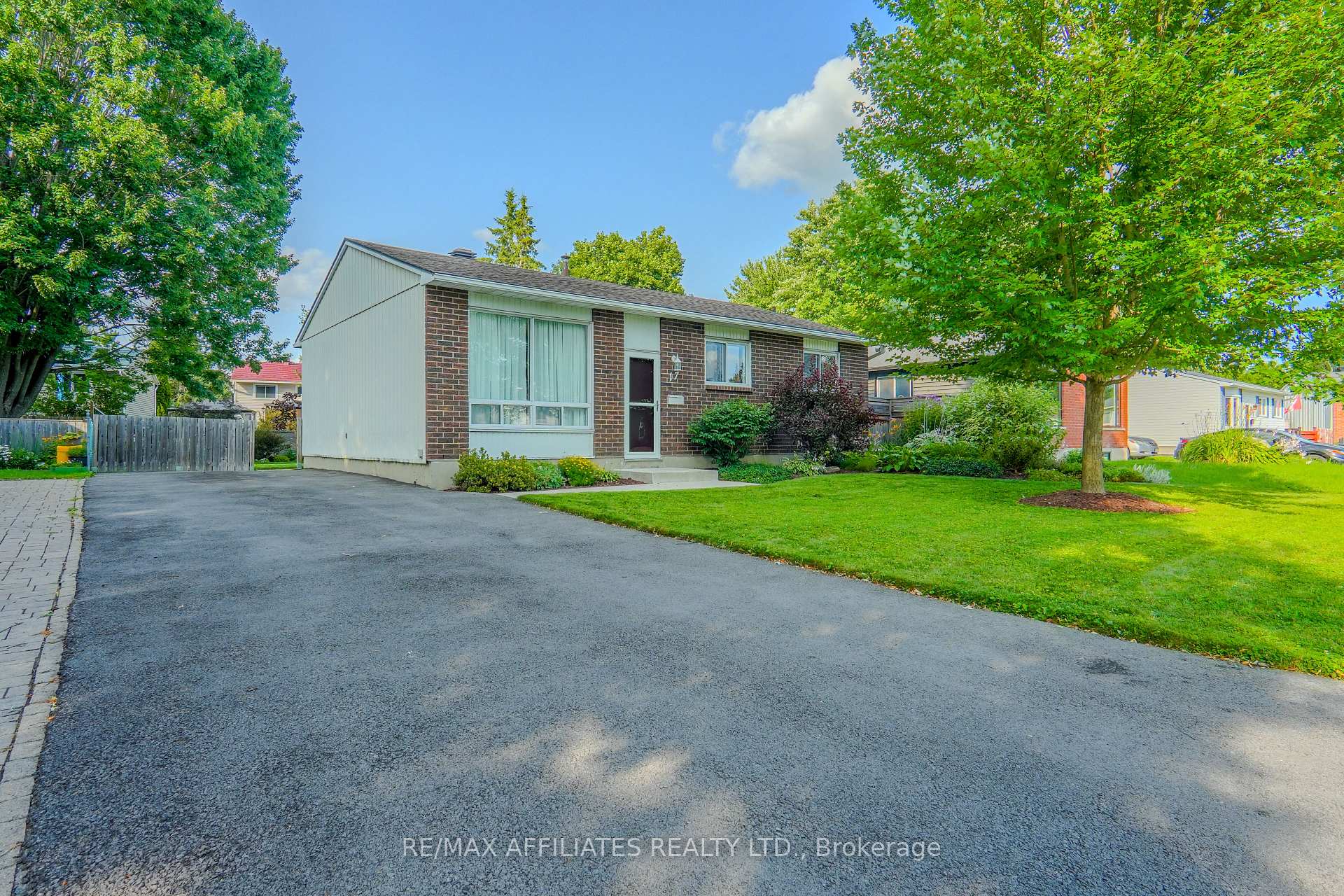 Photo 1 of 17 Uxbridge Crescent, Ottawa, Kanata - Glencairn/Hazeldean — HOMEH