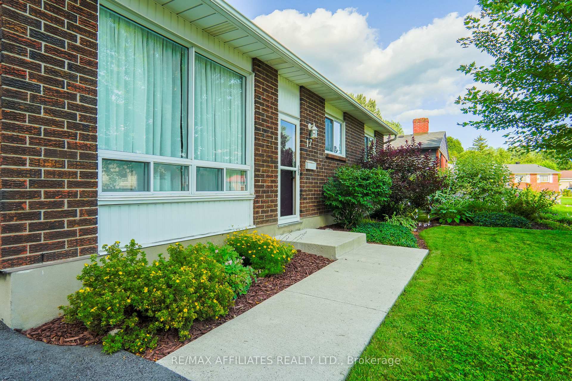 Photo 7 of 17 Uxbridge Crescent, Ottawa, Kanata - Glencairn/Hazeldean — HOMEH