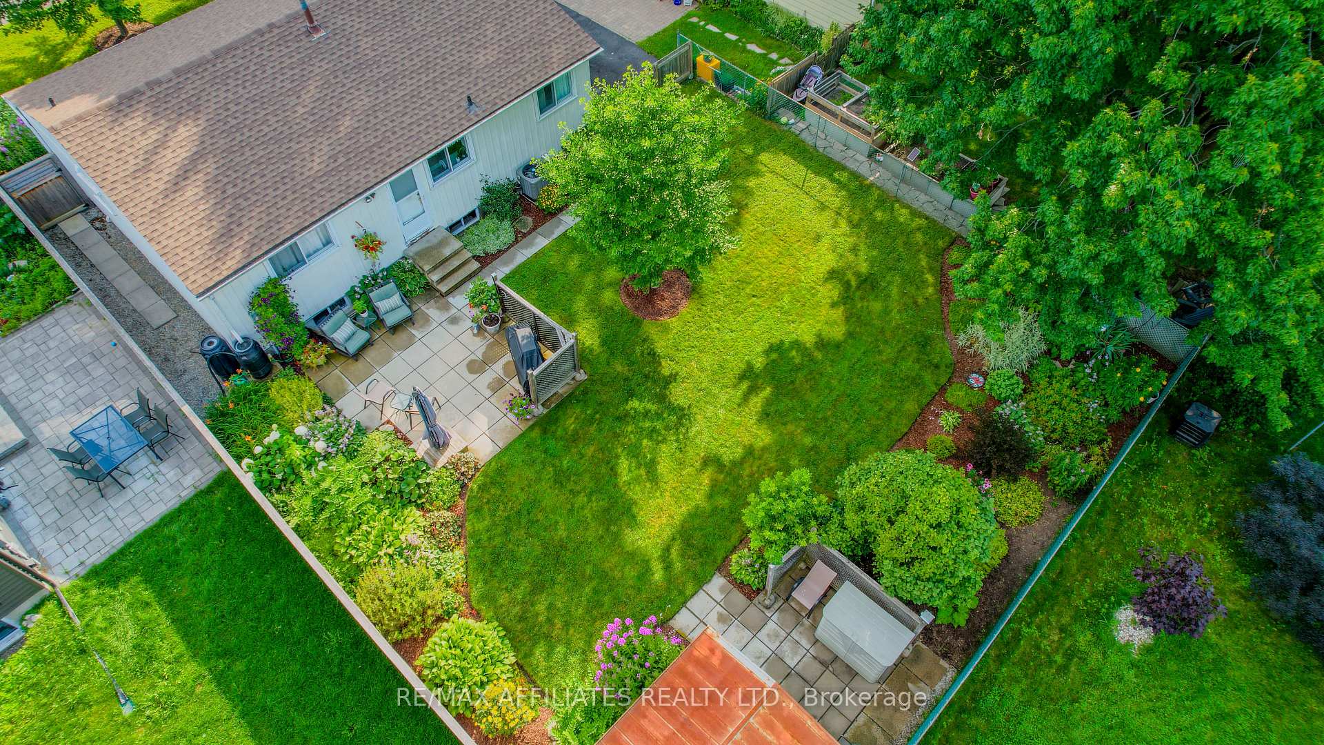 Photo 3 of 17 Uxbridge Crescent, Ottawa, Kanata - Glencairn/Hazeldean — HOMEH