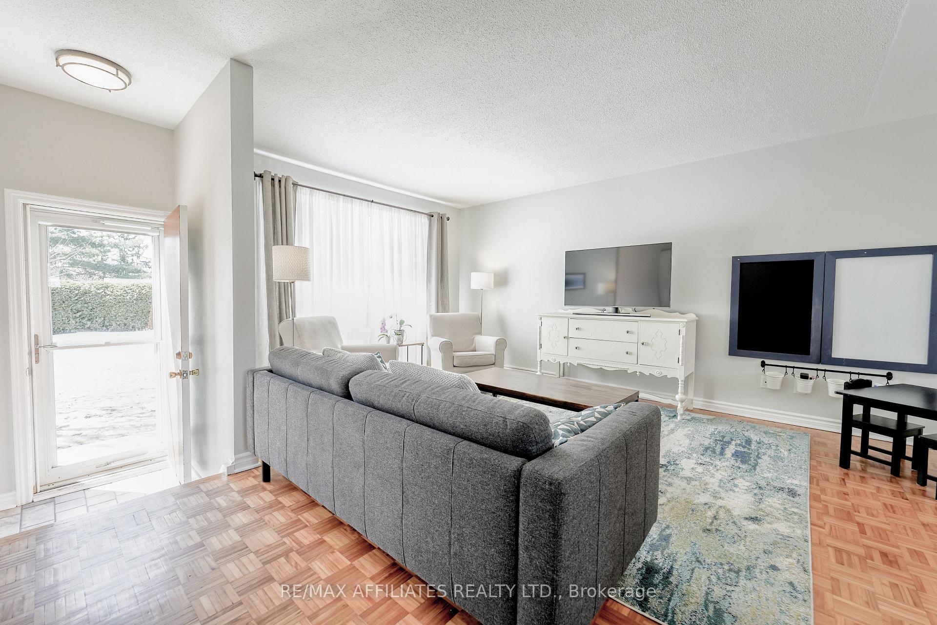 Photo 5 of 17 Uxbridge Crescent, Ottawa, Kanata - Glencairn/Hazeldean — HOMEH
