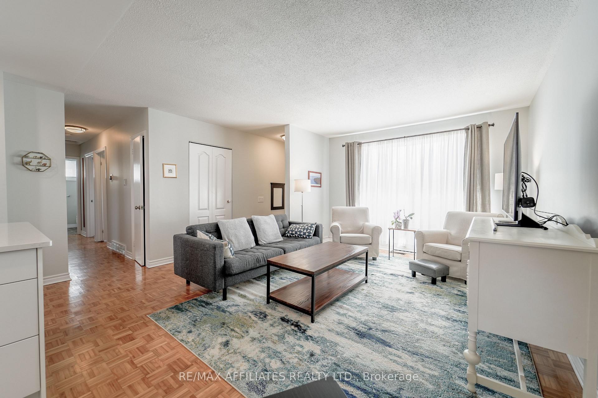 Photo 4 of 17 Uxbridge Crescent, Ottawa, Kanata - Glencairn/Hazeldean — HOMEH