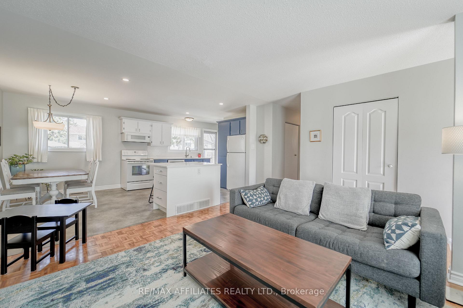 Photo 6 of 17 Uxbridge Crescent, Ottawa, Kanata - Glencairn/Hazeldean — HOMEH