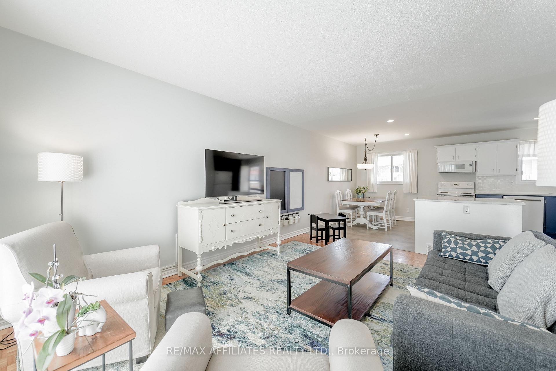 Photo 8 of 17 Uxbridge Crescent, Ottawa, Kanata - Glencairn/Hazeldean — HOMEH