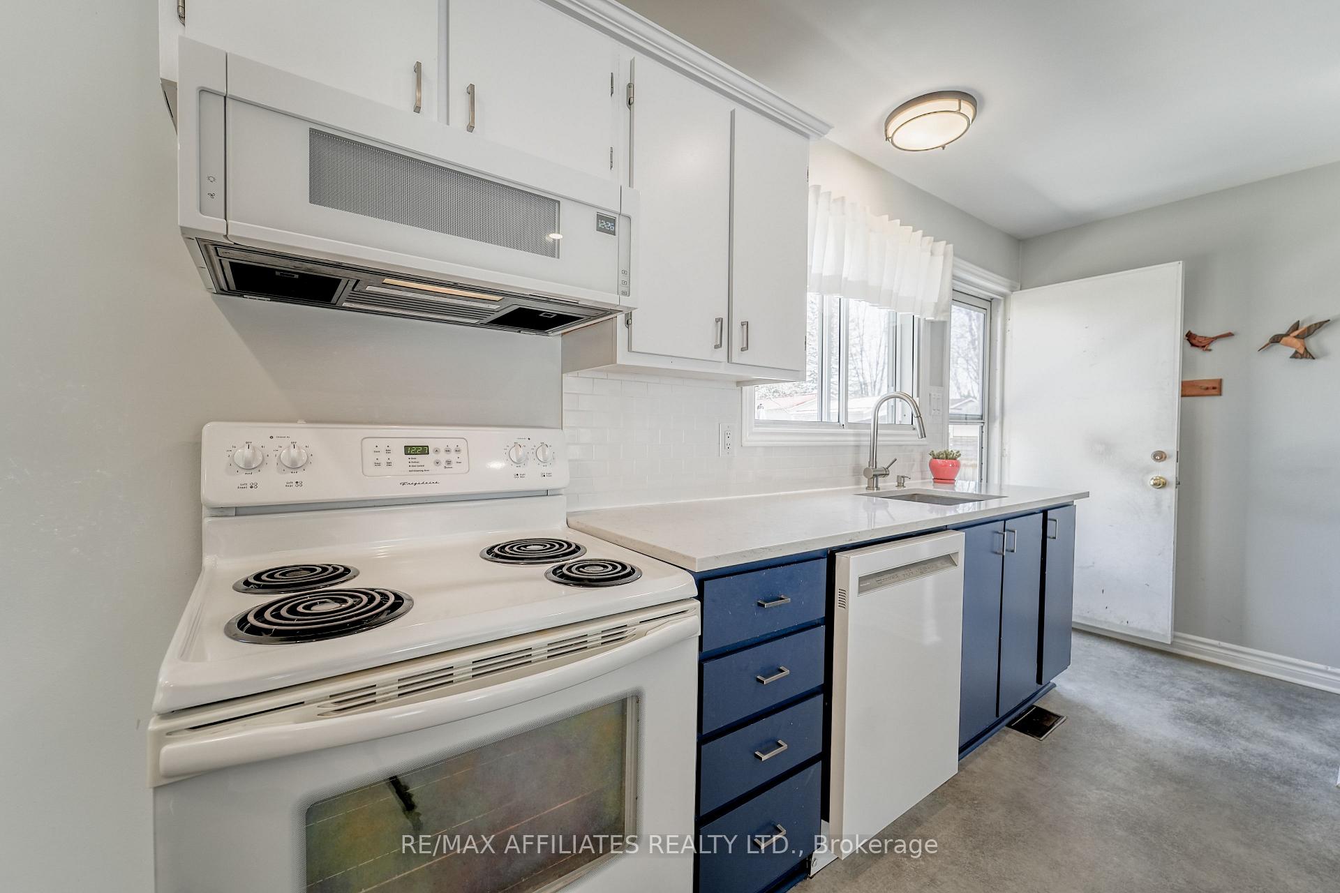 Photo 10 of 17 Uxbridge Crescent, Ottawa, Kanata - Glencairn/Hazeldean — HOMEH