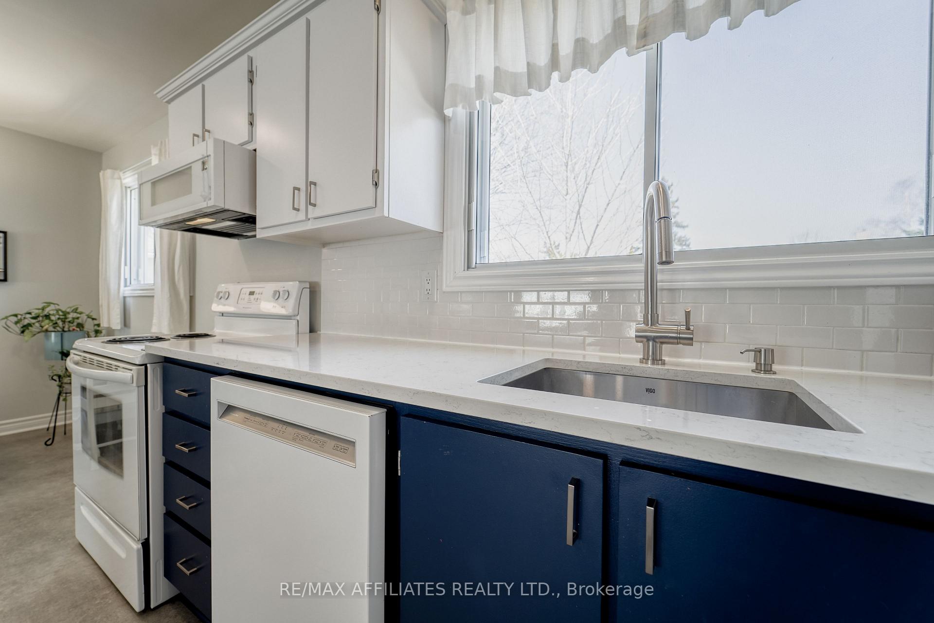 Photo 11 of 17 Uxbridge Crescent, Ottawa, Kanata - Glencairn/Hazeldean — HOMEH