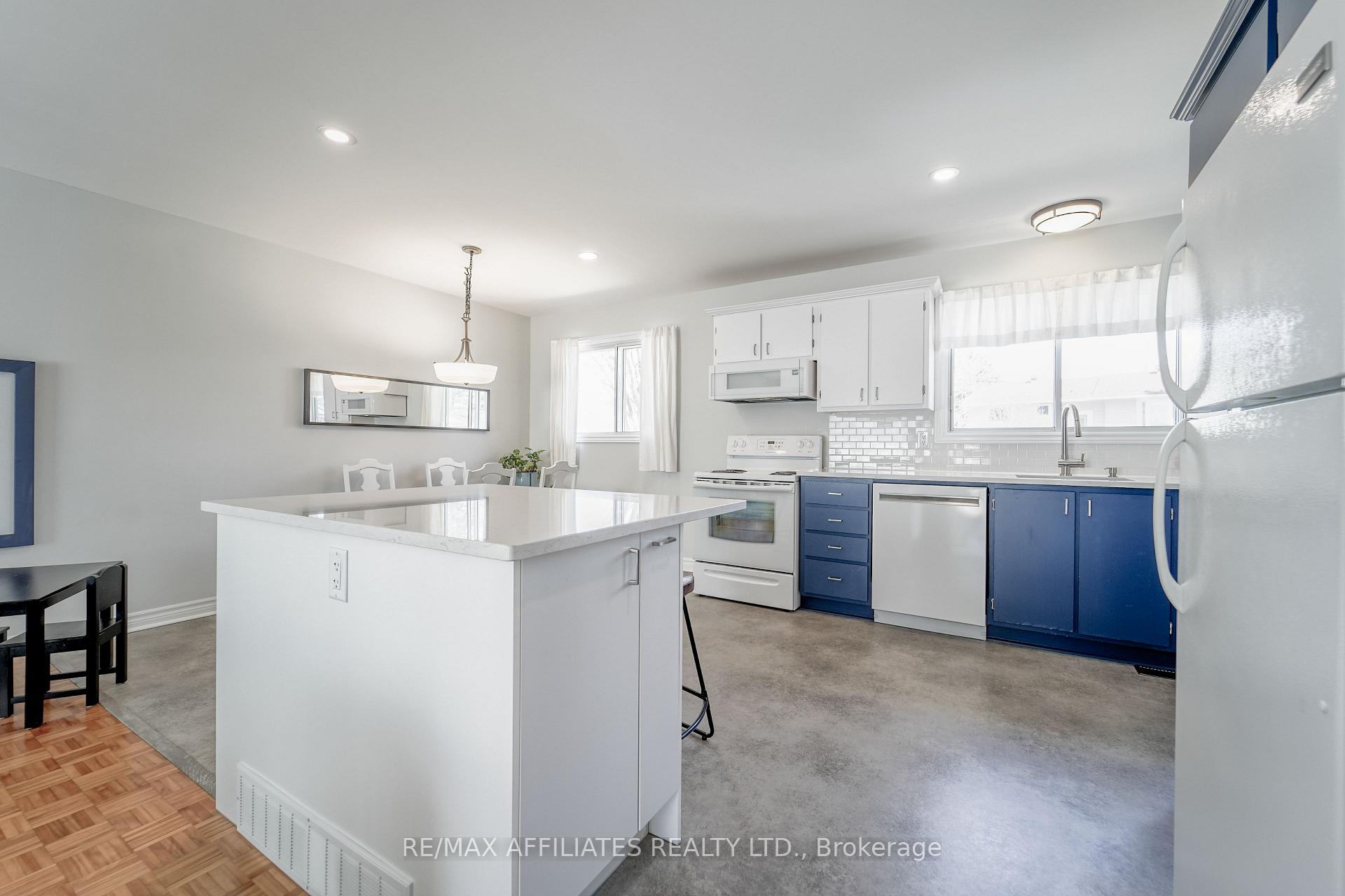 Photo 12 of 17 Uxbridge Crescent, Ottawa, Kanata - Glencairn/Hazeldean — HOMEH