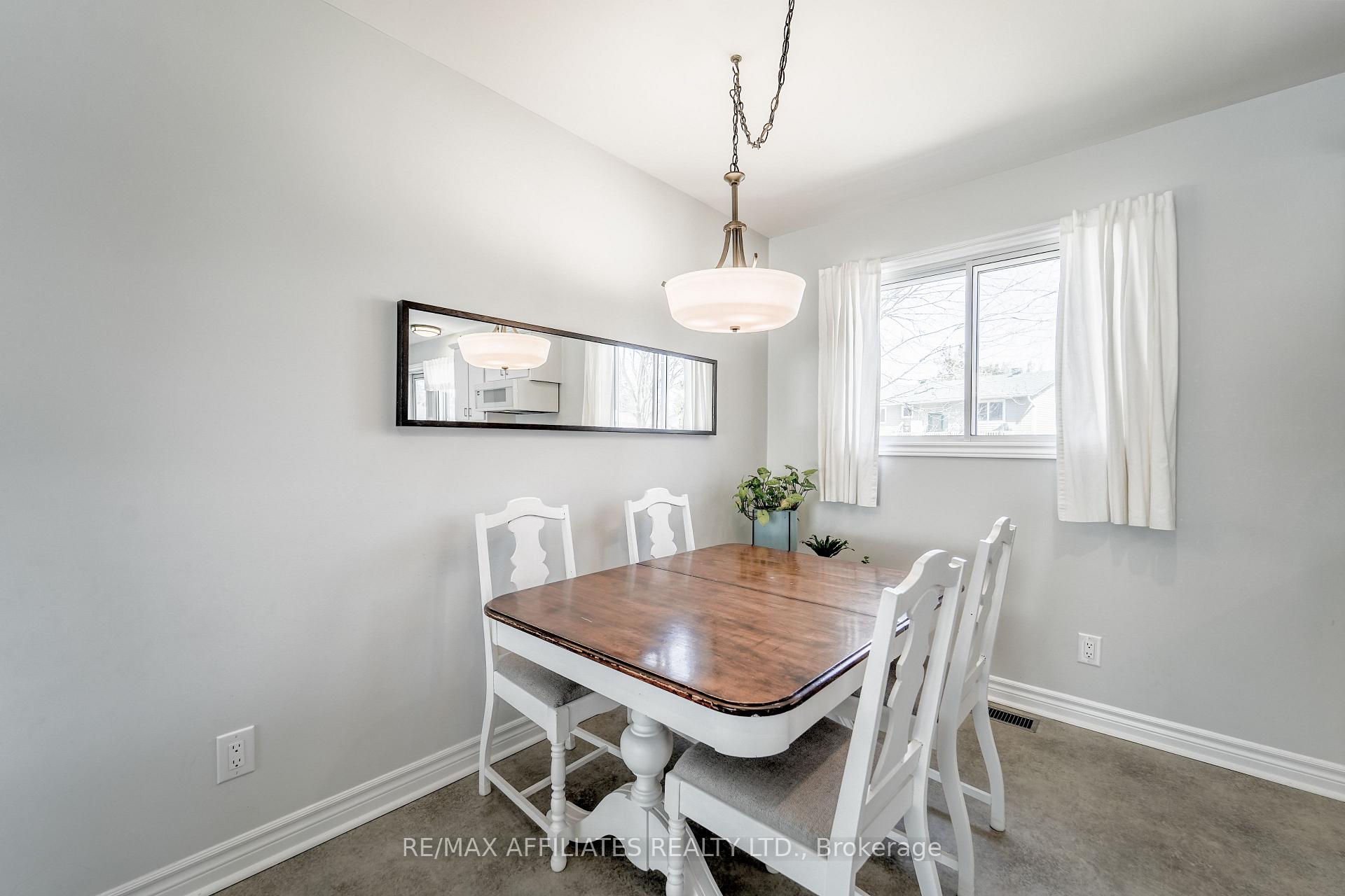 Photo 16 of 17 Uxbridge Crescent, Ottawa, Kanata - Glencairn/Hazeldean — HOMEH