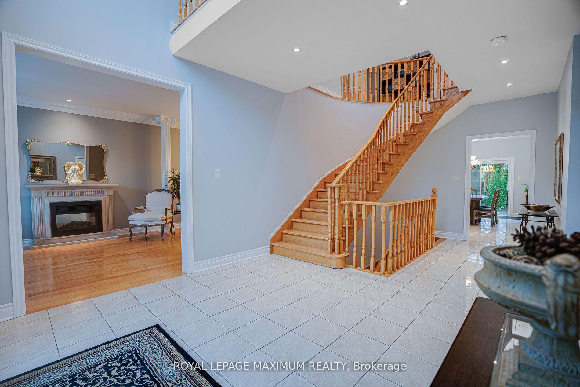 Photo 4 of 222 Kimber Crescent, Vaughan, East Woodbridge — HOMEH