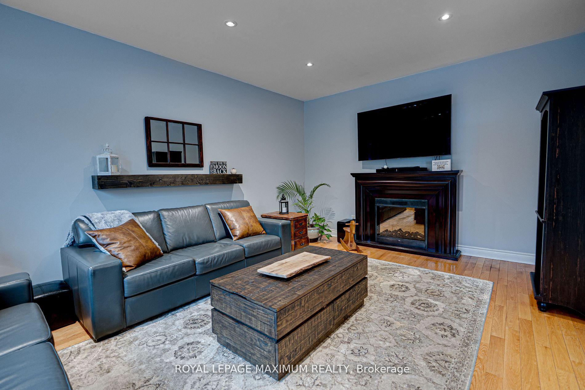 Photo 9 of 222 Kimber Crescent, Vaughan, East Woodbridge — HOMEH