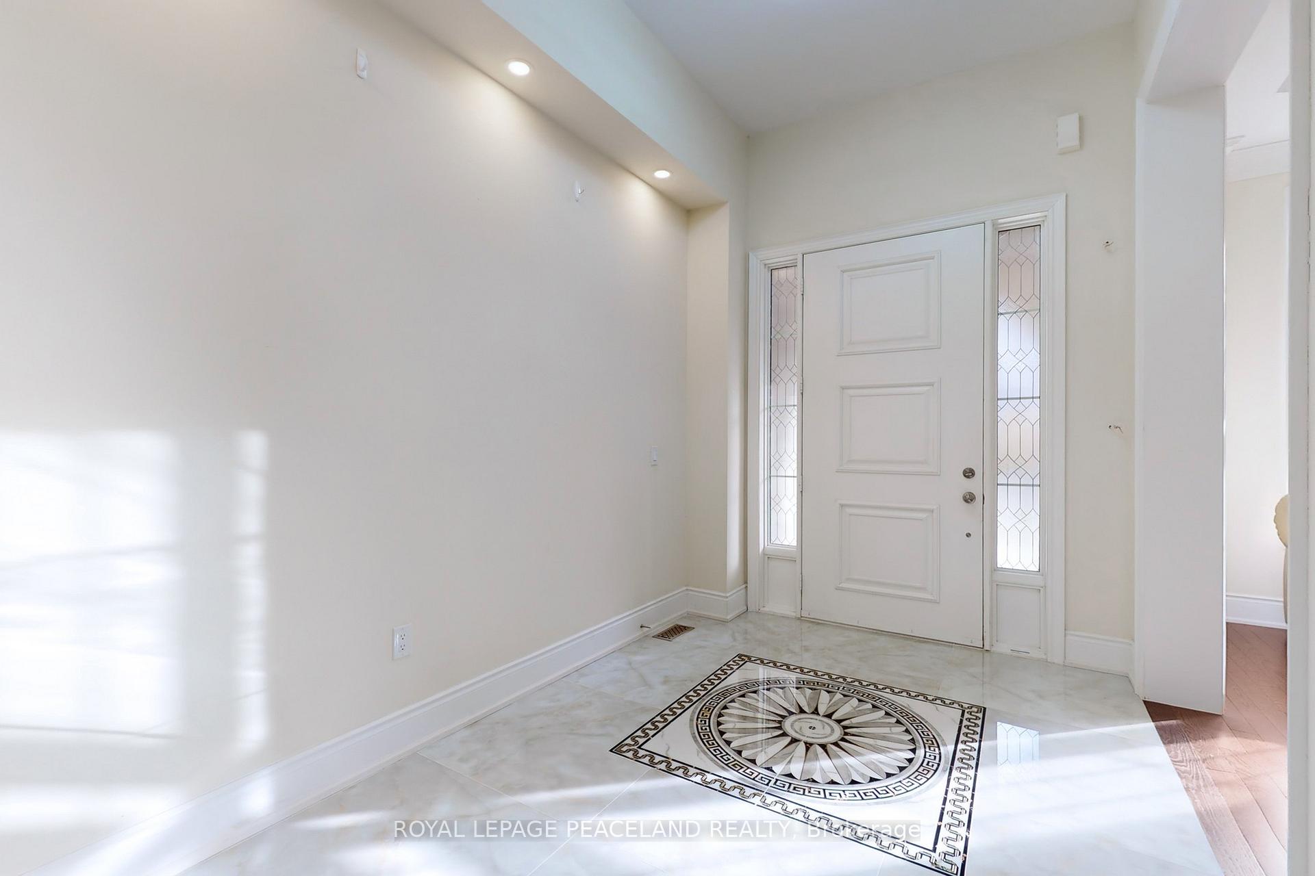 Photo 3 of 20 Rolling Green Court, Vaughan, Kleinburg — HOMEH