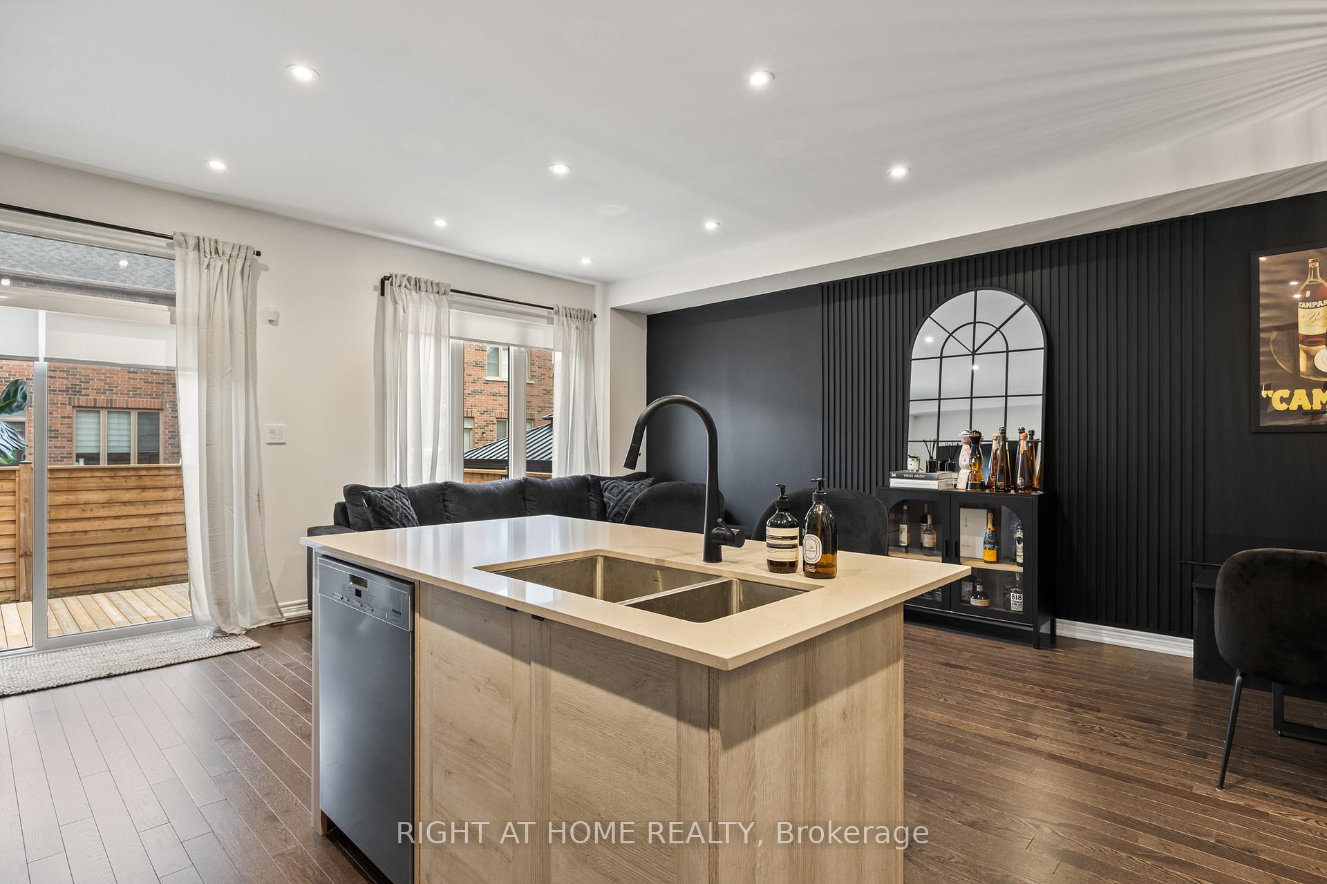 Photo 11 of 59 Ghent Drive, Vaughan, Kleinburg — HOMEH