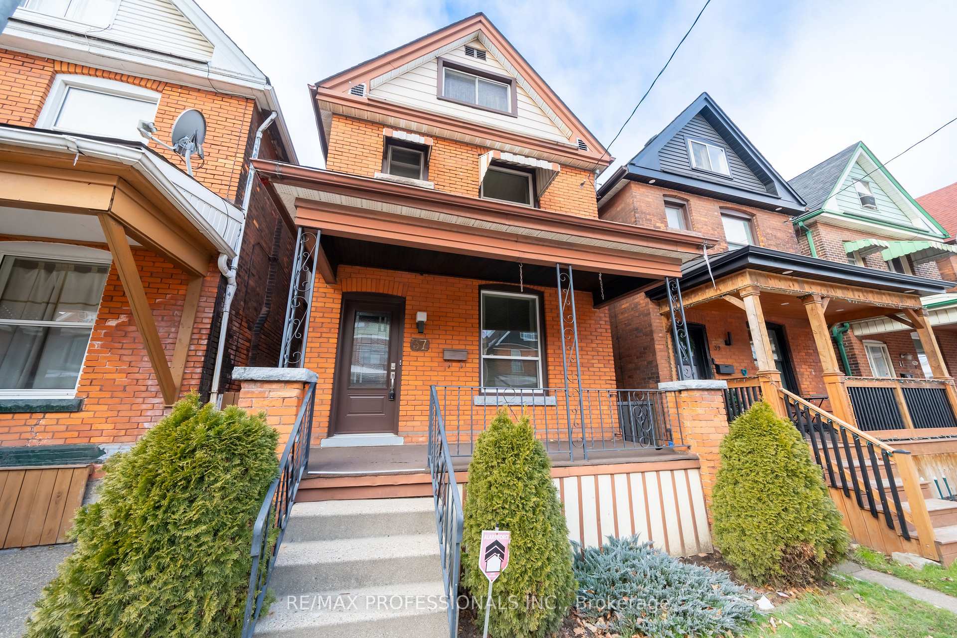 Front of 37 Fairleigh Avenue N