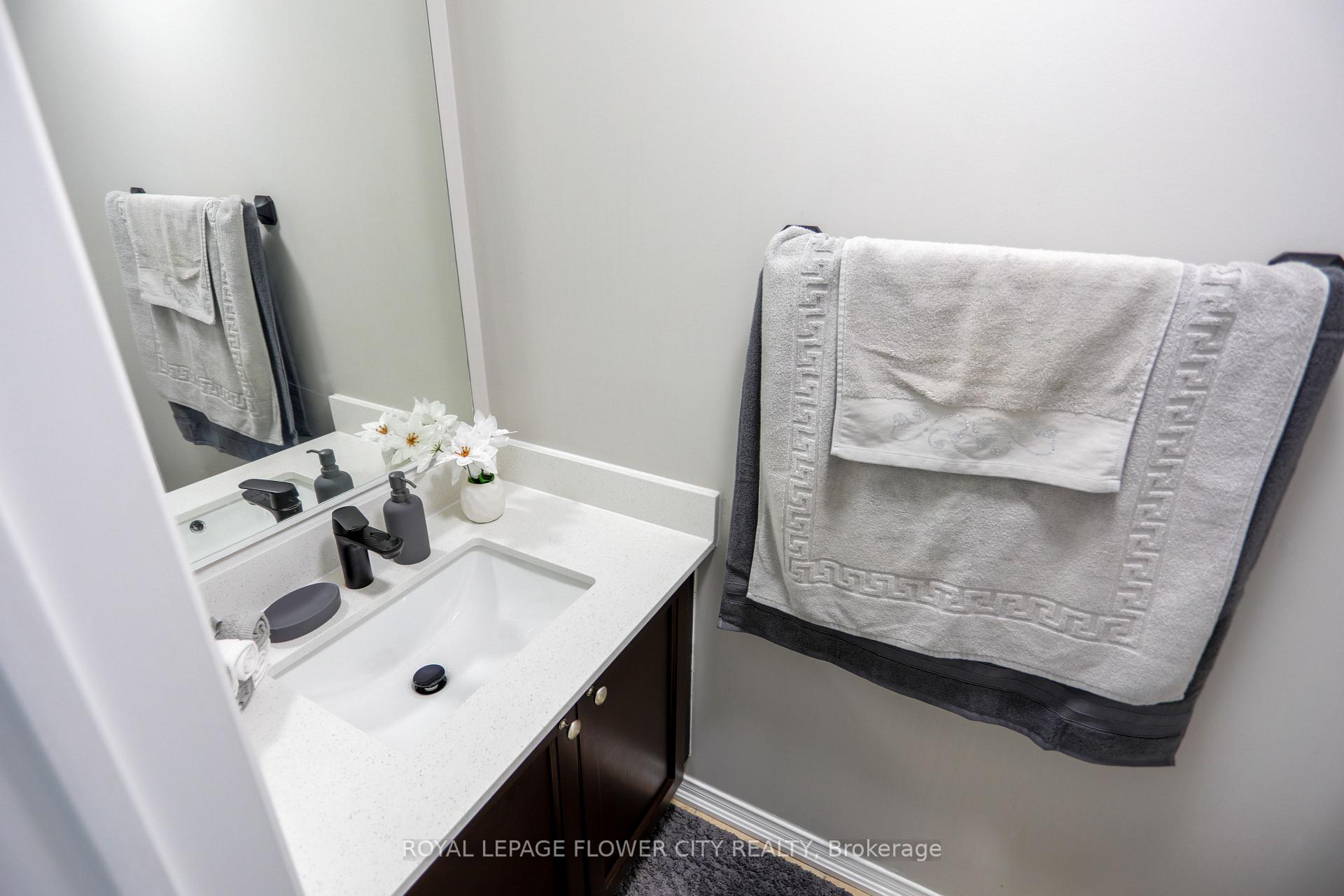 Photo 12 of 42 Lander Crescent N, Clarington, Bowmanville — HOMEH