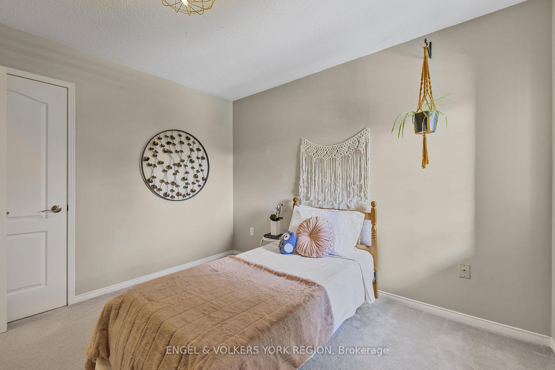 Photo 24 of 46 Ballymore Drive, Aurora, Bayview Wellington — HOMEH