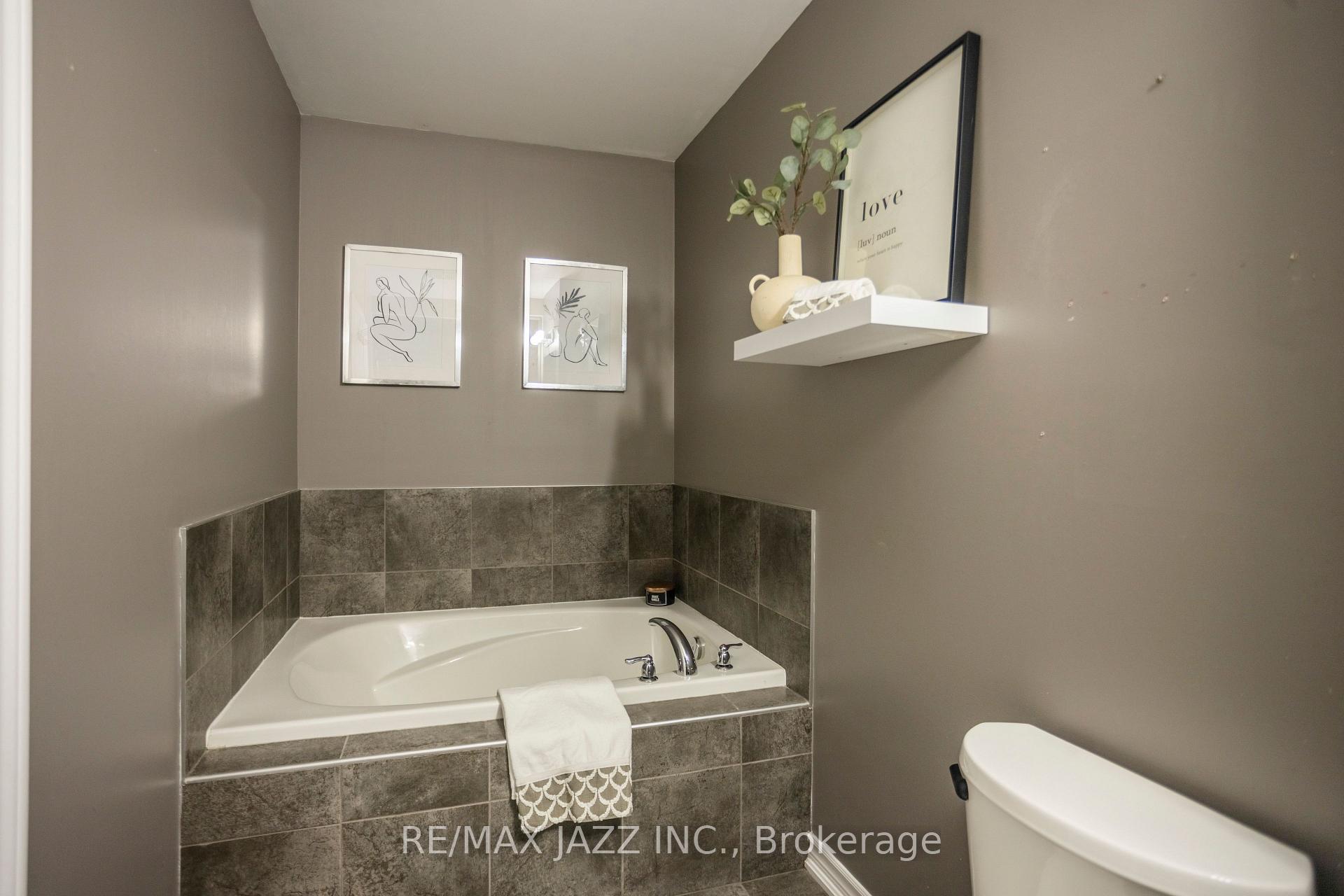 Photo 11 of 61 Markham Trail, Clarington, Bowmanville — HOMEH