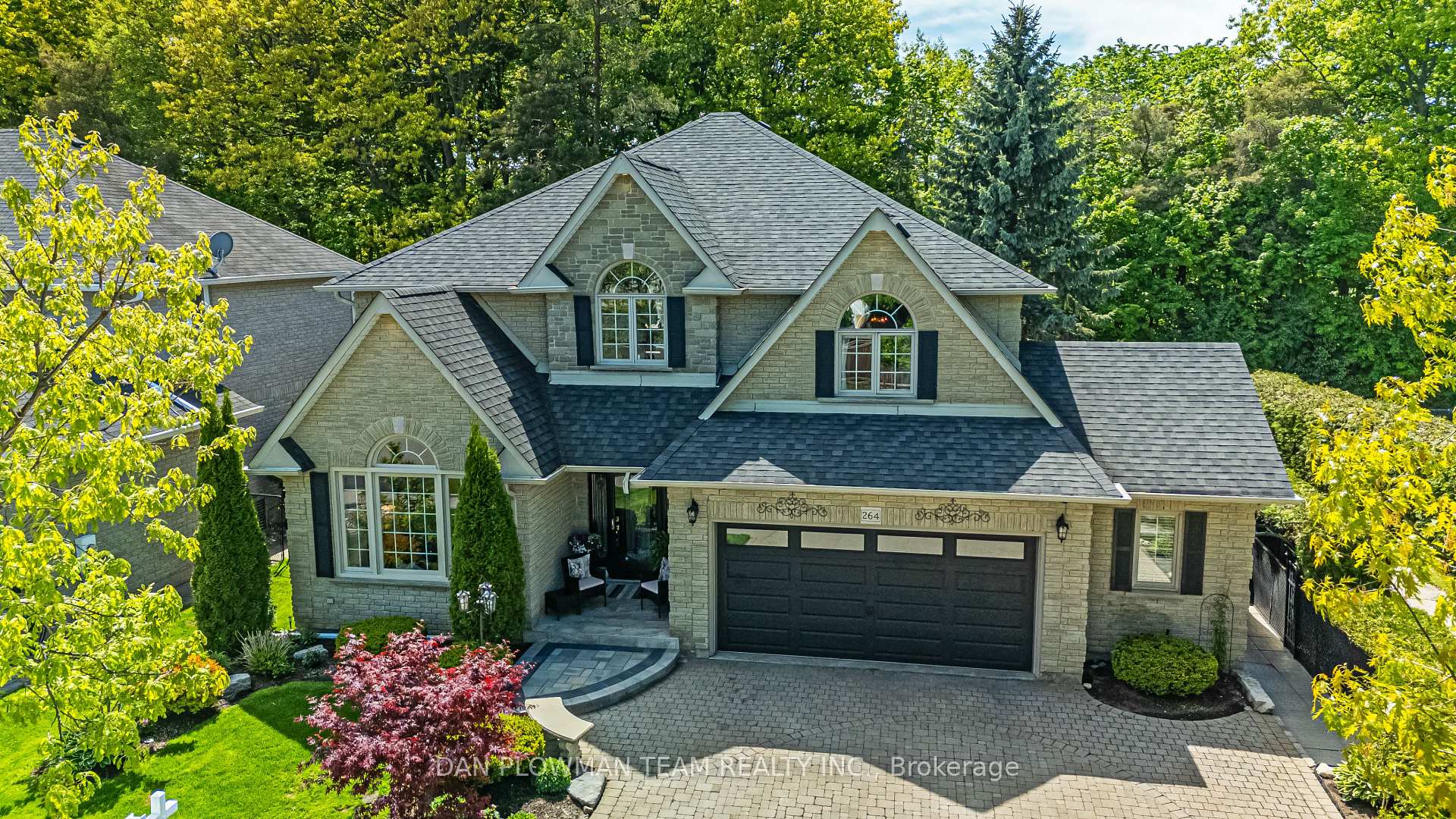 Front of 264 Ryerson Crescent