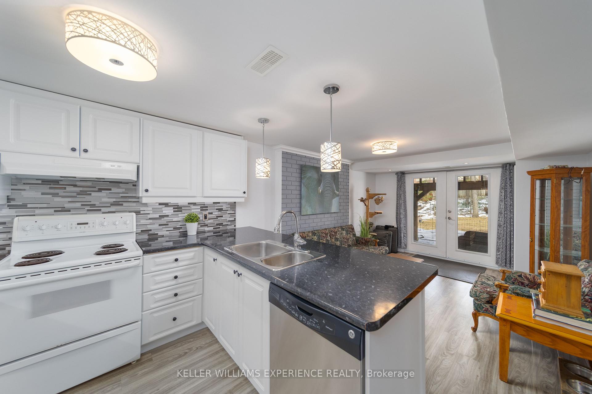 Photo 10 of 2 Hailey Hollow, Barrie, Letitia Heights — HOMEH