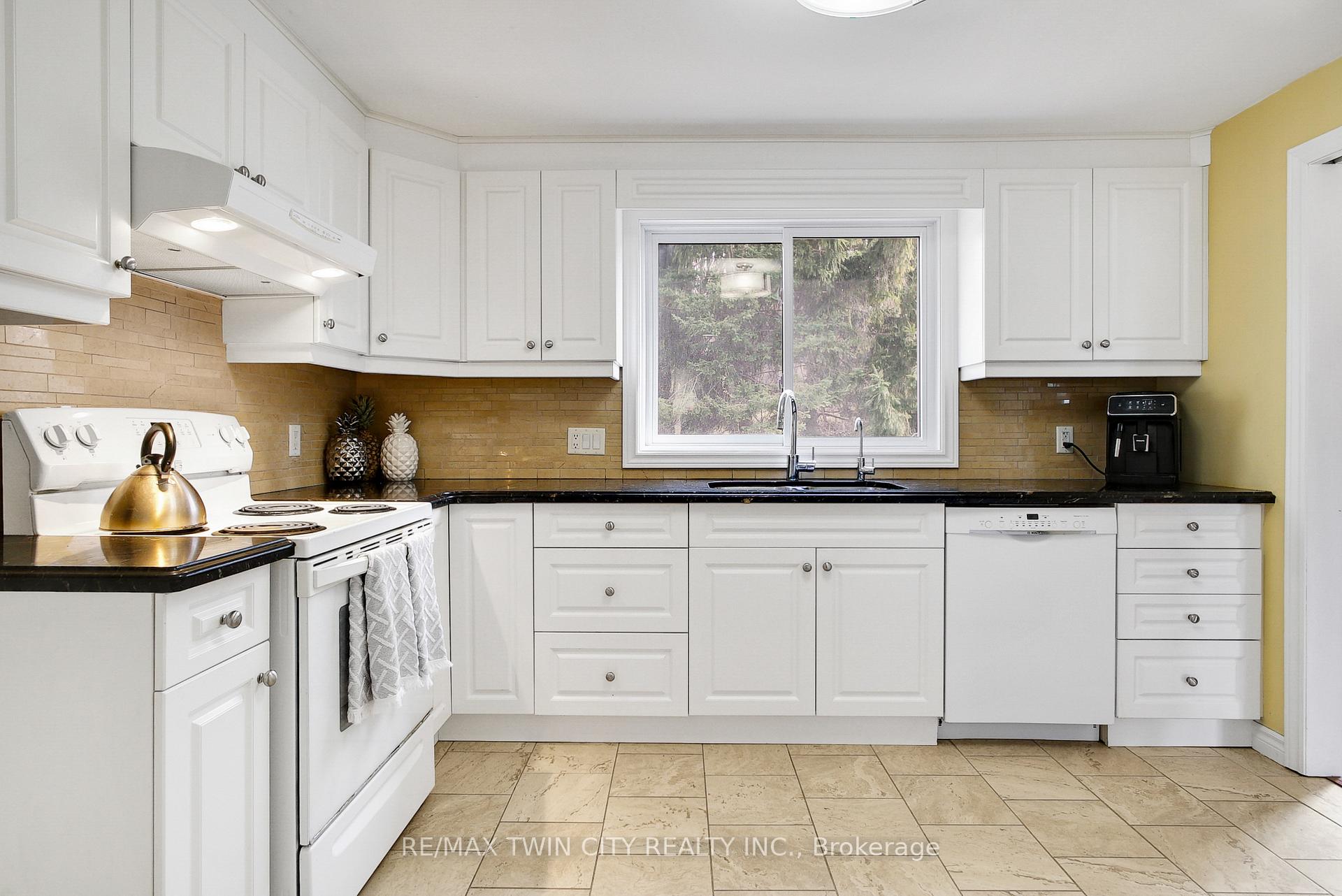 Photo 10 of 610 White Oak Drive S, Cambridge — HOMEH