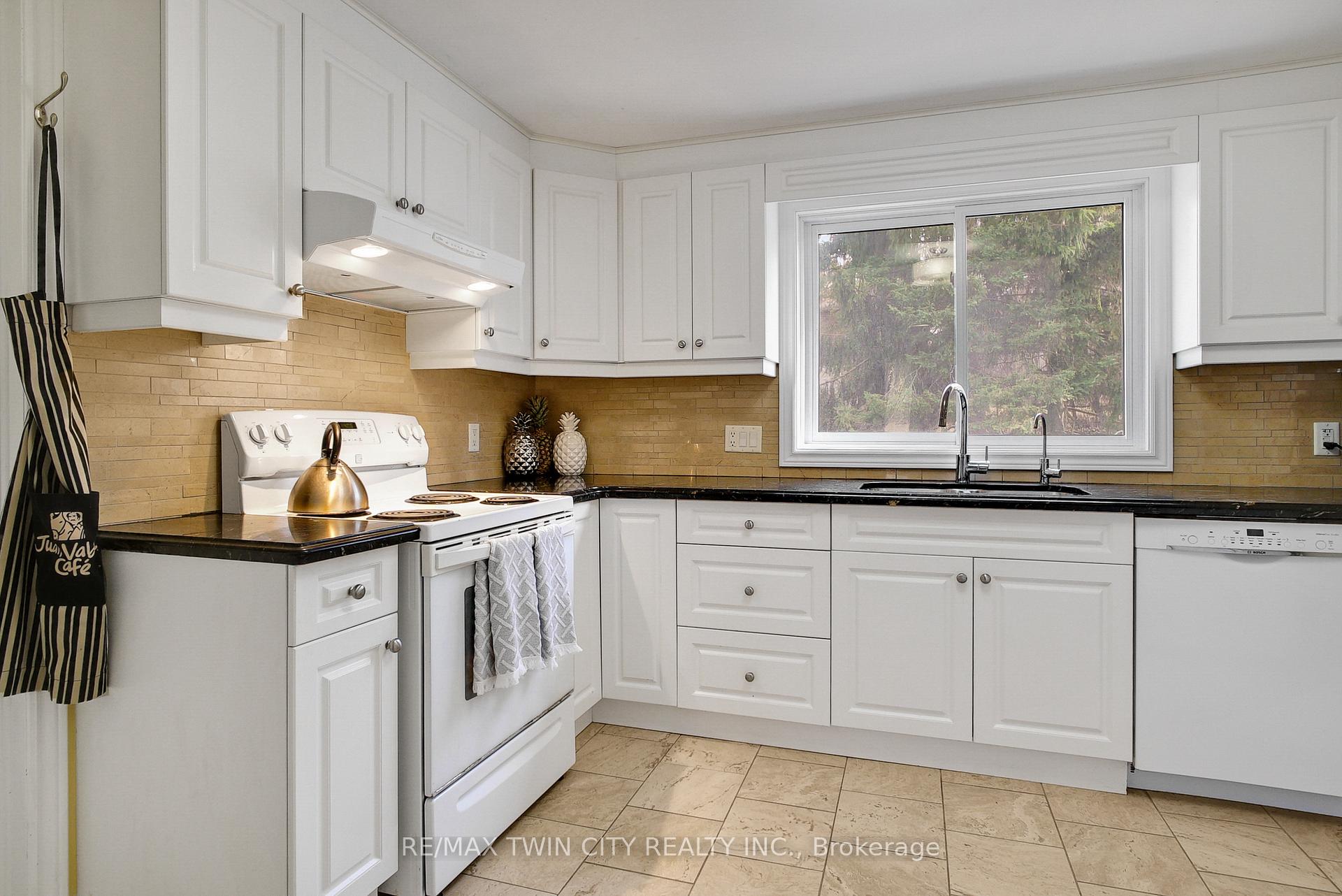 Photo 3 of 610 White Oak Drive S, Cambridge — HOMEH