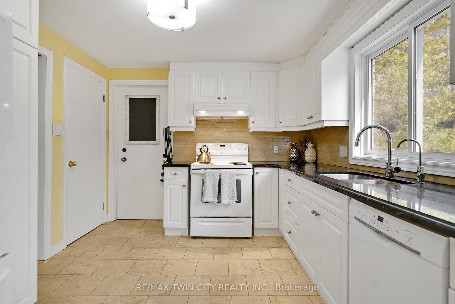 Photo 13 of 610 White Oak Drive S, Cambridge — HOMEH