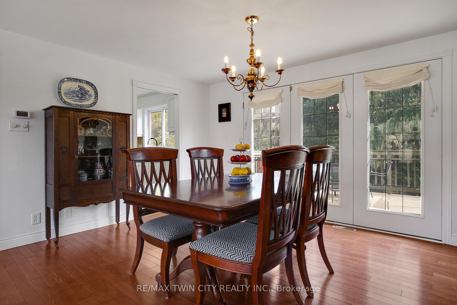 Photo 5 of 610 White Oak Drive S, Cambridge — HOMEH