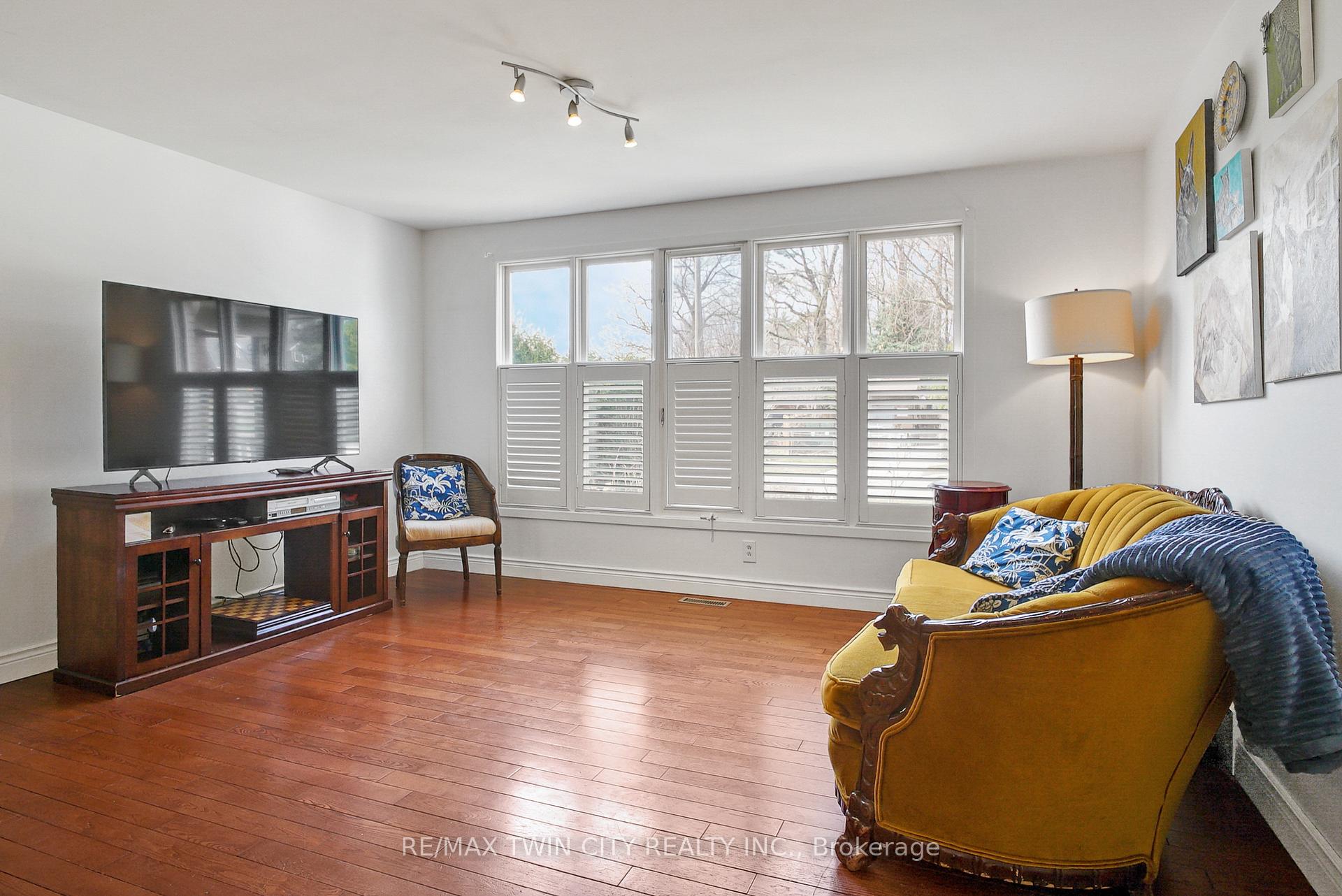 Photo 14 of 610 White Oak Drive S, Cambridge — HOMEH