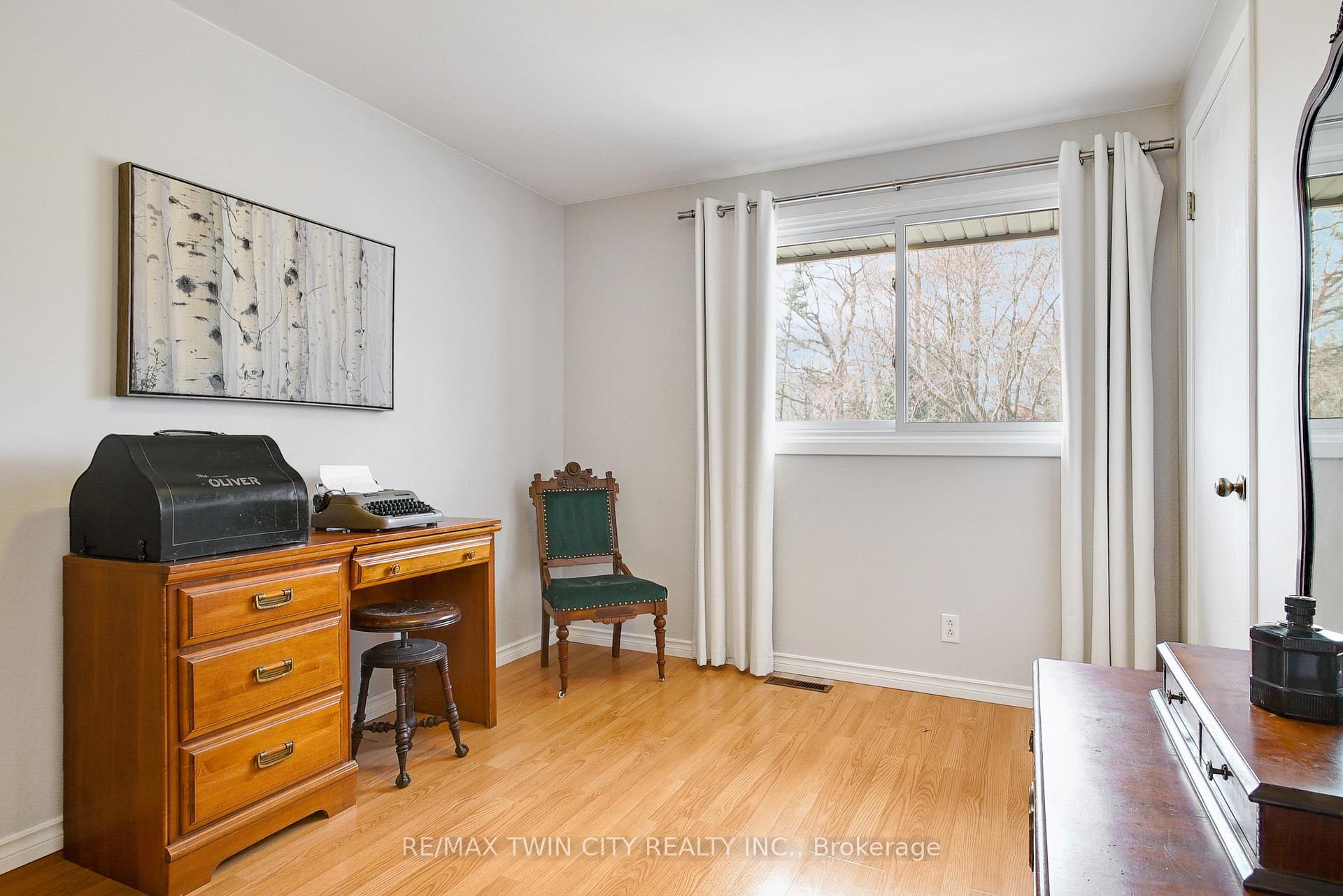 Photo 11 of 610 White Oak Drive S, Cambridge — HOMEH