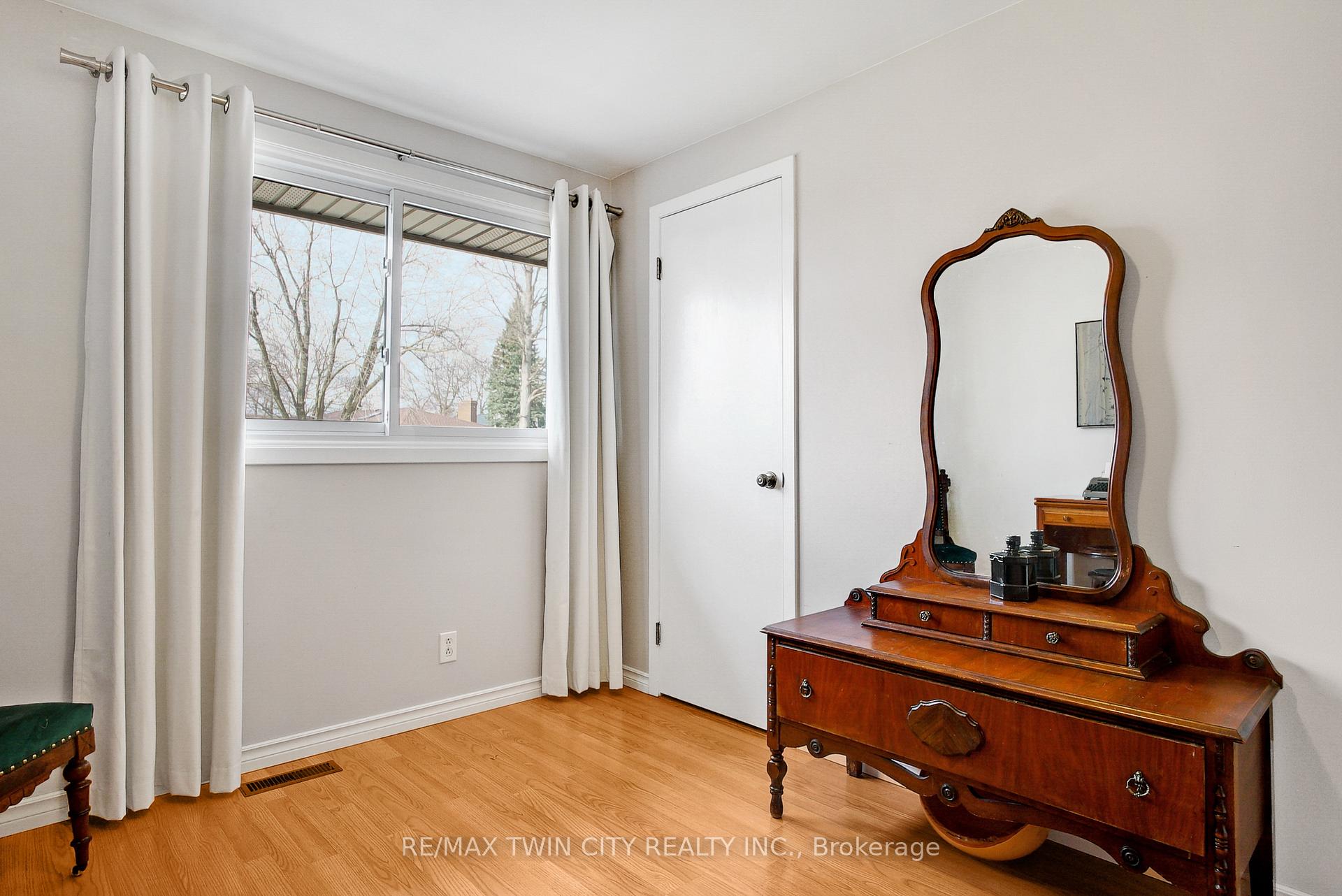 Photo 15 of 610 White Oak Drive S, Cambridge — HOMEH