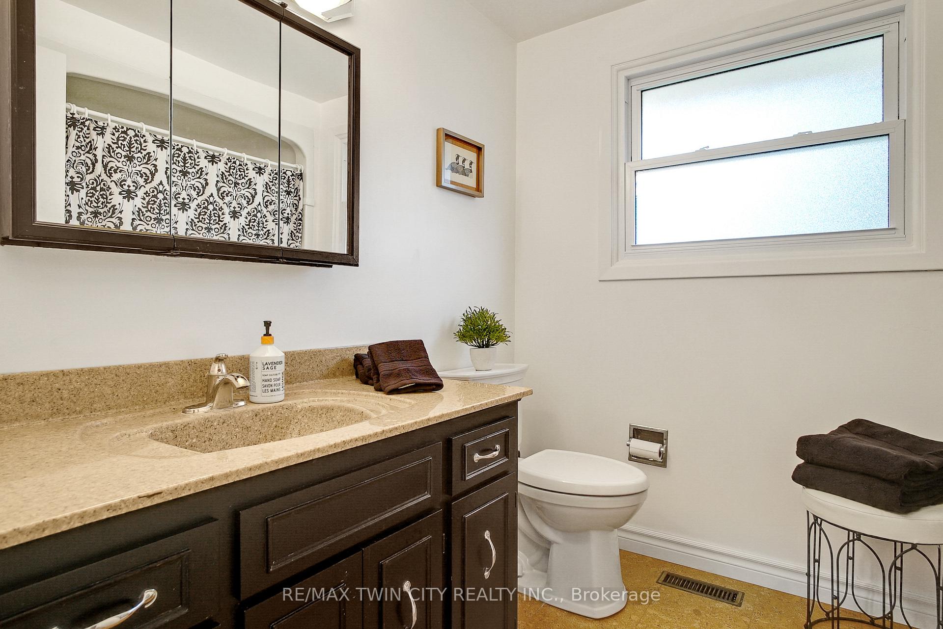 Photo 23 of 610 White Oak Drive S, Cambridge — HOMEH