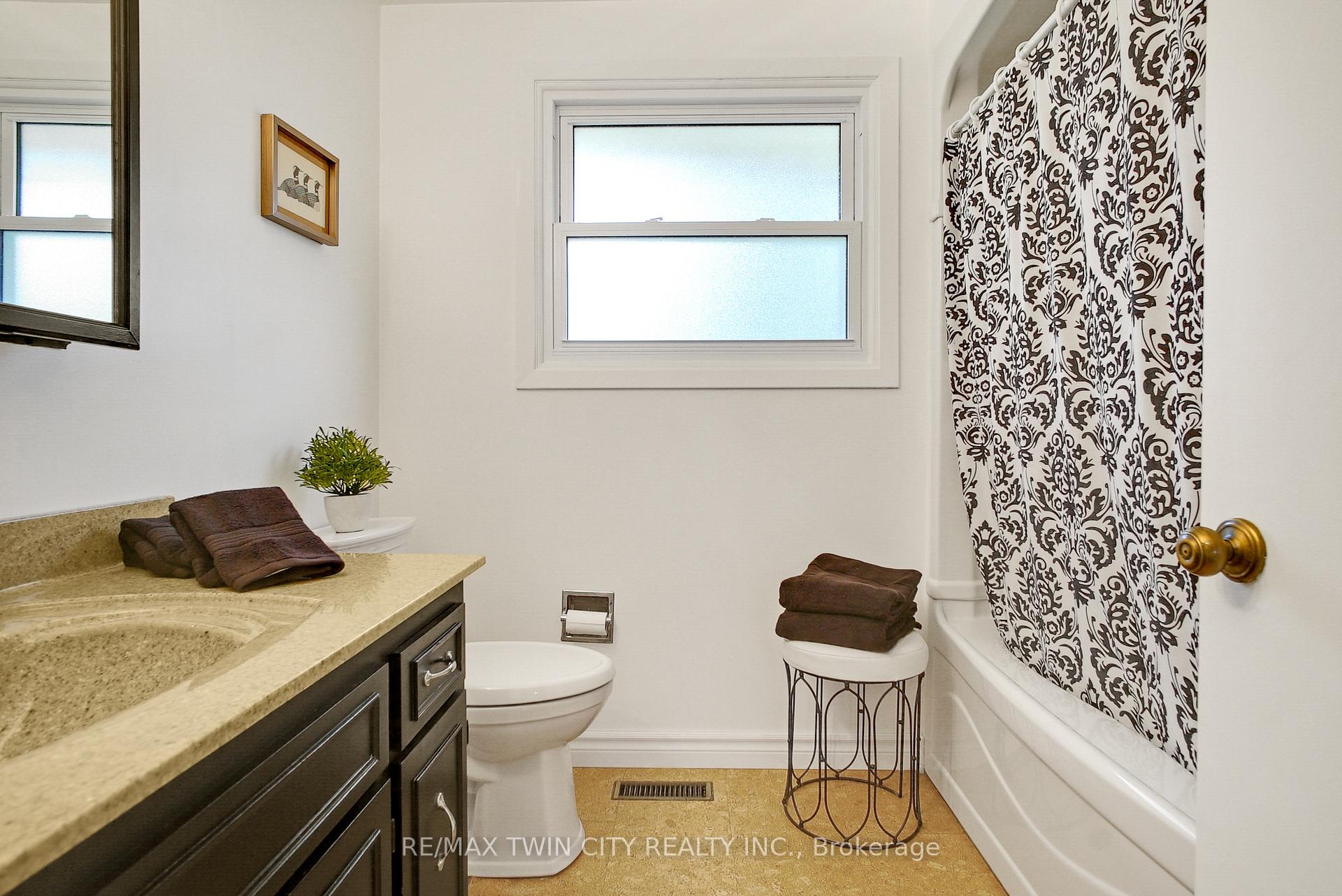 Photo 39 of 610 White Oak Drive S, Cambridge — HOMEH