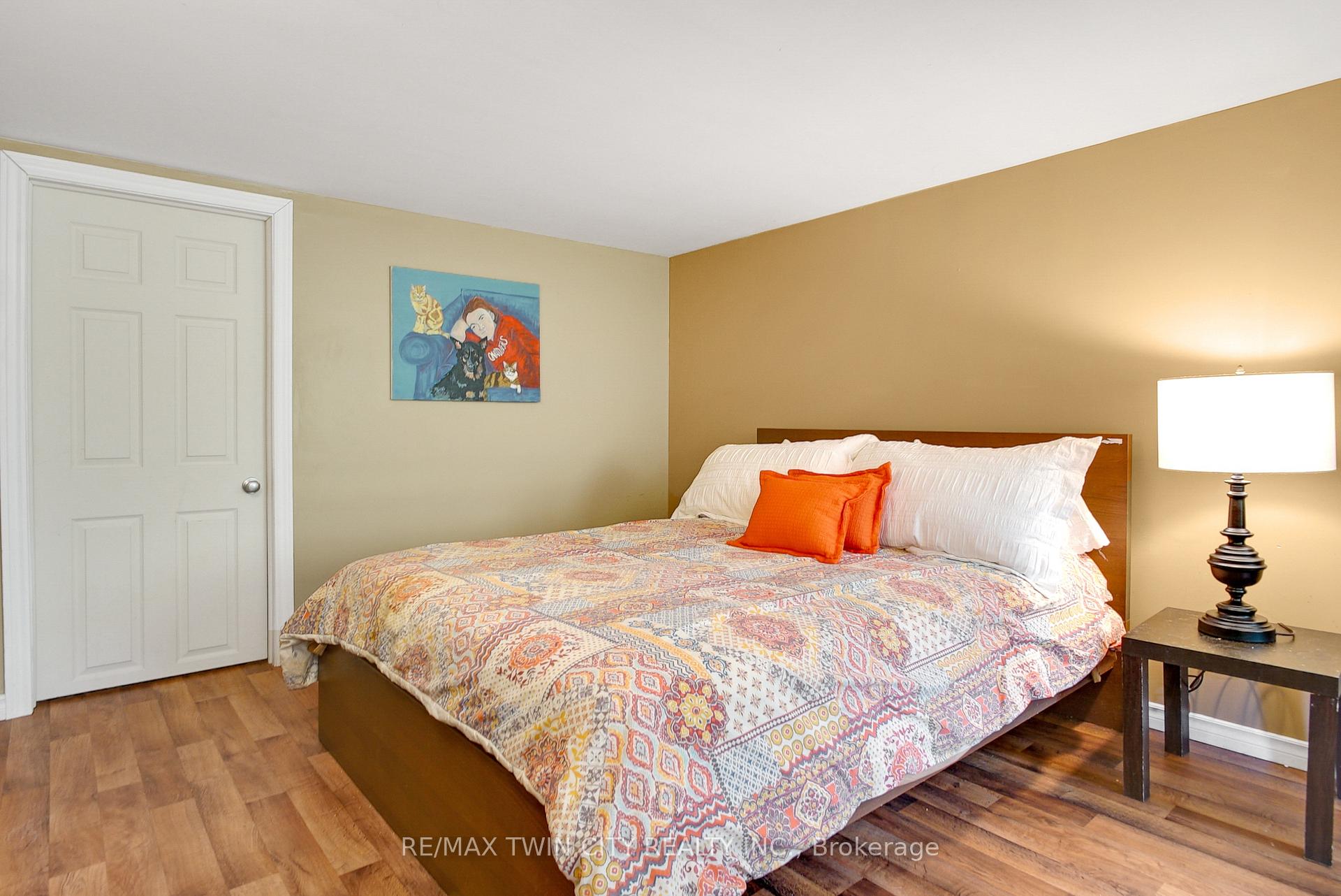Photo 8 of 610 White Oak Drive S, Cambridge — HOMEH