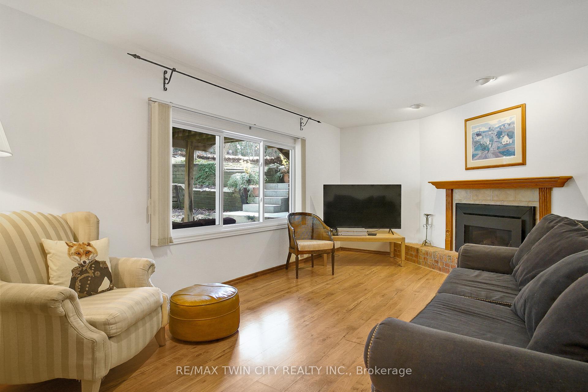 Photo 9 of 610 White Oak Drive S, Cambridge — HOMEH