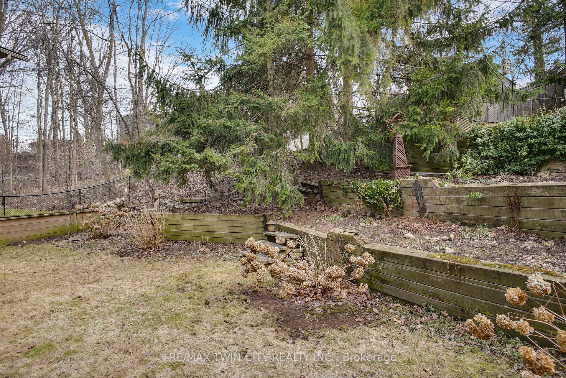Photo 37 of 610 White Oak Drive S, Cambridge — HOMEH