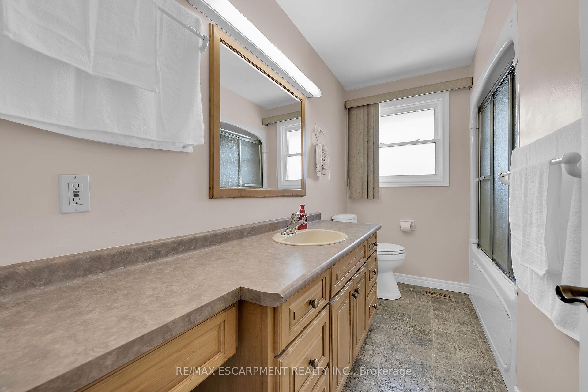 Photo 16 of 49 Laird Street, Haldimand — HOMEH