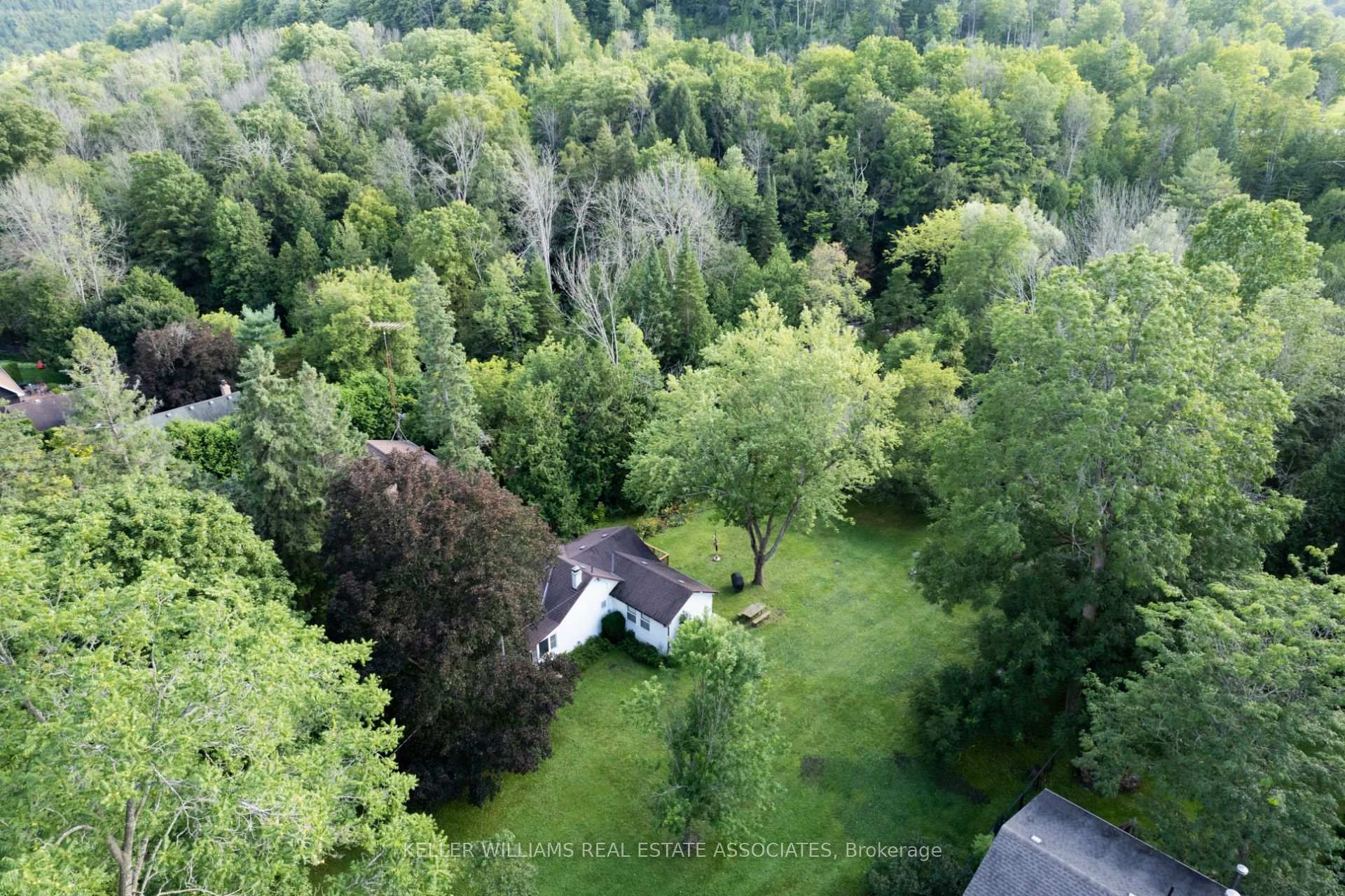 Photo 2 of 272 Dominion Street, Caledon, Rural Caledon — HOMEH