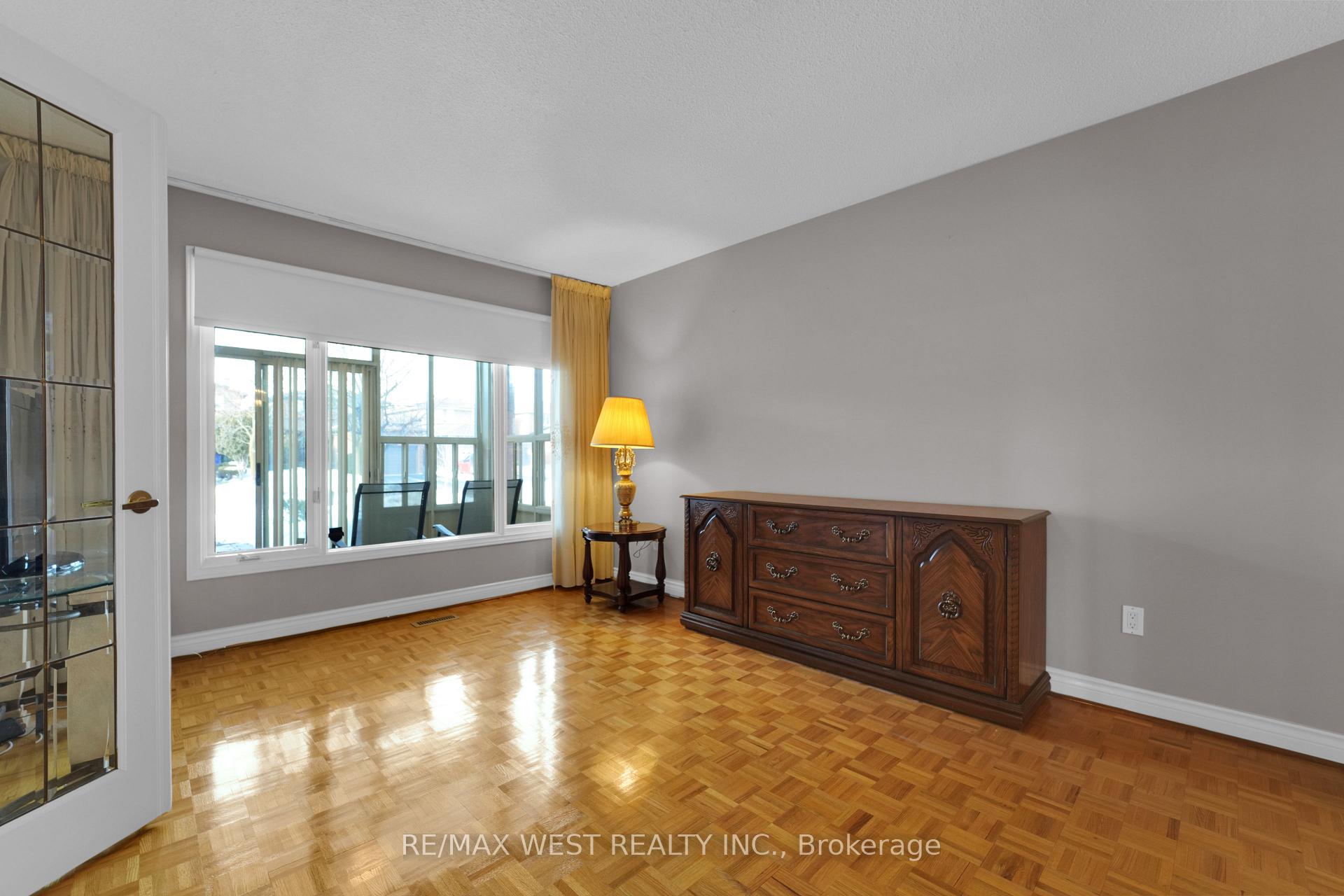 Photo 8 of 15 Jackman Crescent, Vaughan, West Woodbridge — HOMEH