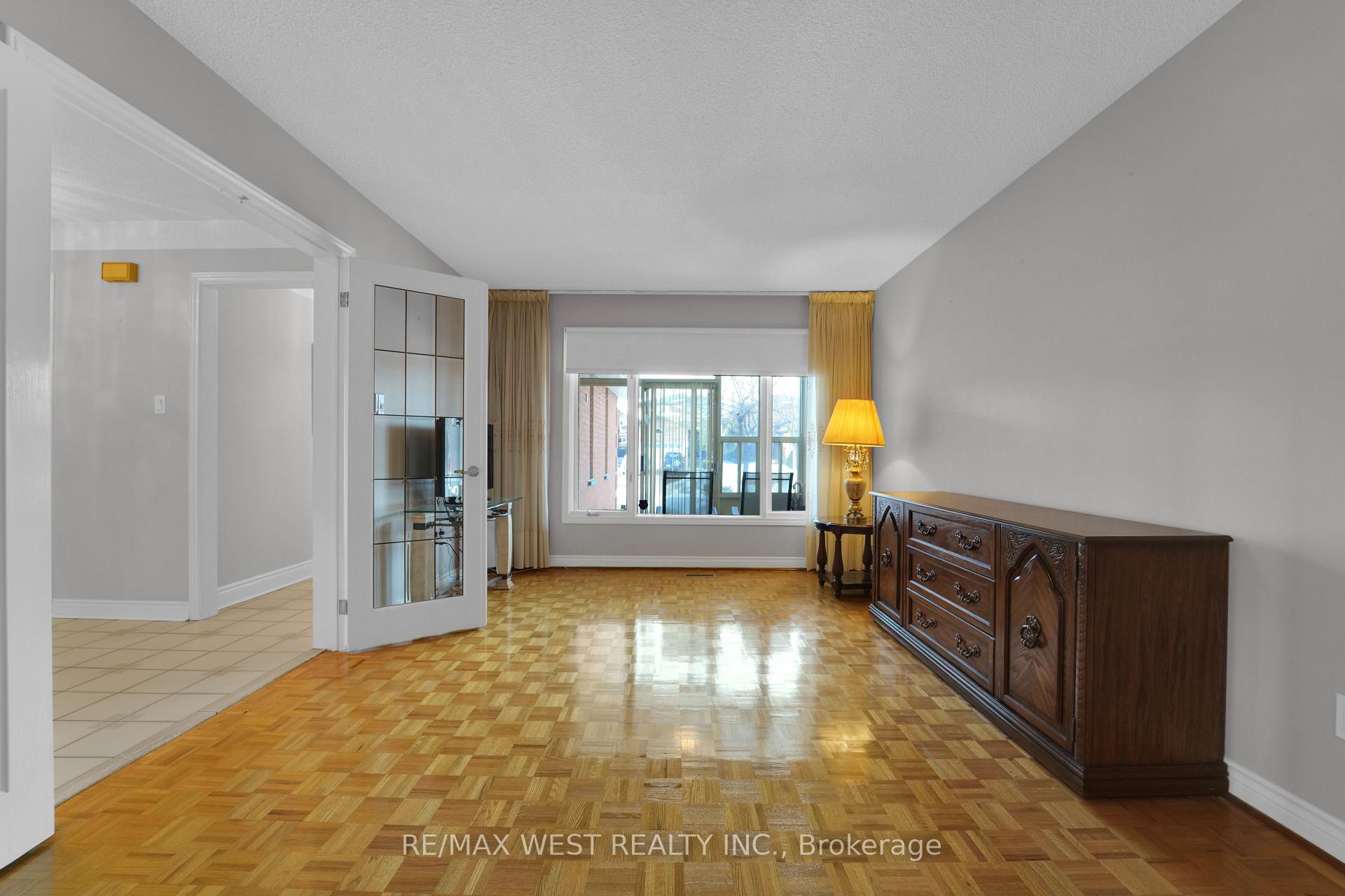 Photo 5 of 15 Jackman Crescent, Vaughan, West Woodbridge — HOMEH