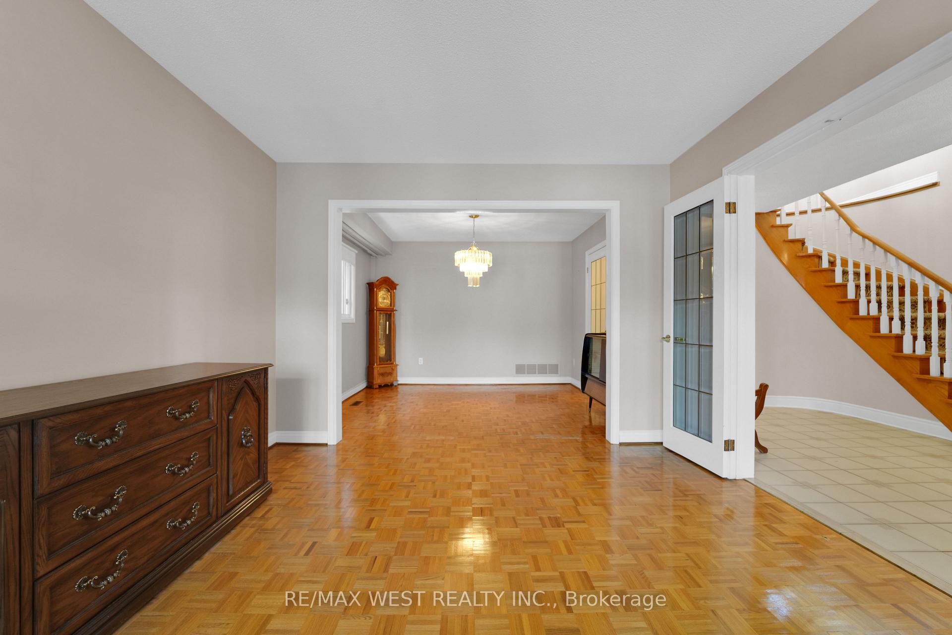 Photo 4 of 15 Jackman Crescent, Vaughan, West Woodbridge — HOMEH