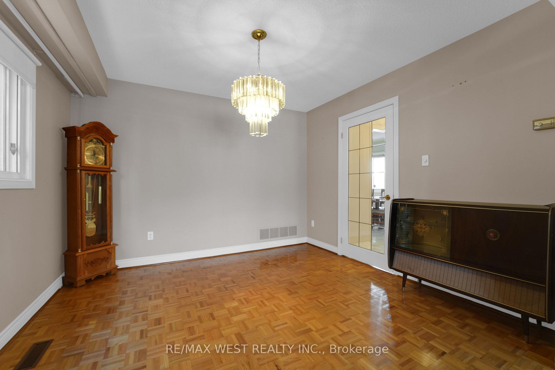 Photo 6 of 15 Jackman Crescent, Vaughan, West Woodbridge — HOMEH