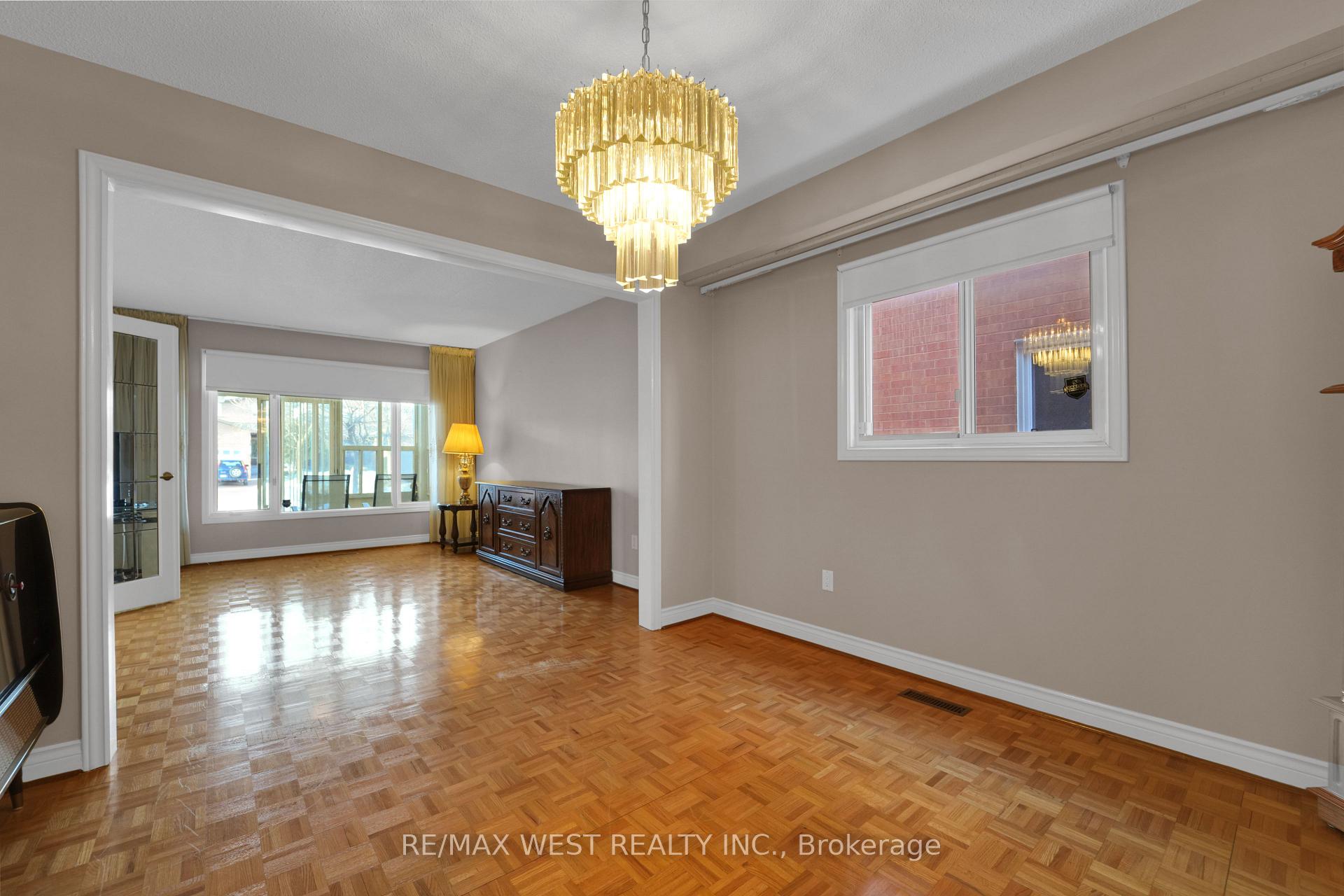Photo 9 of 15 Jackman Crescent, Vaughan, West Woodbridge — HOMEH