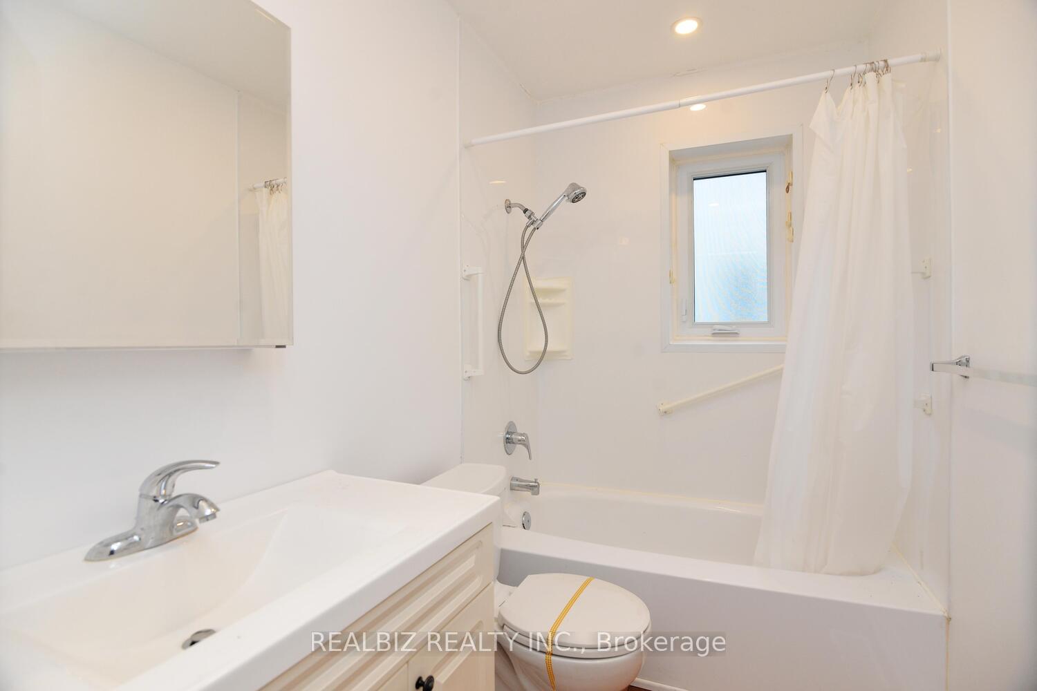 Photo 9 of 15 Oak Street, Ajax, Central — HOMEH