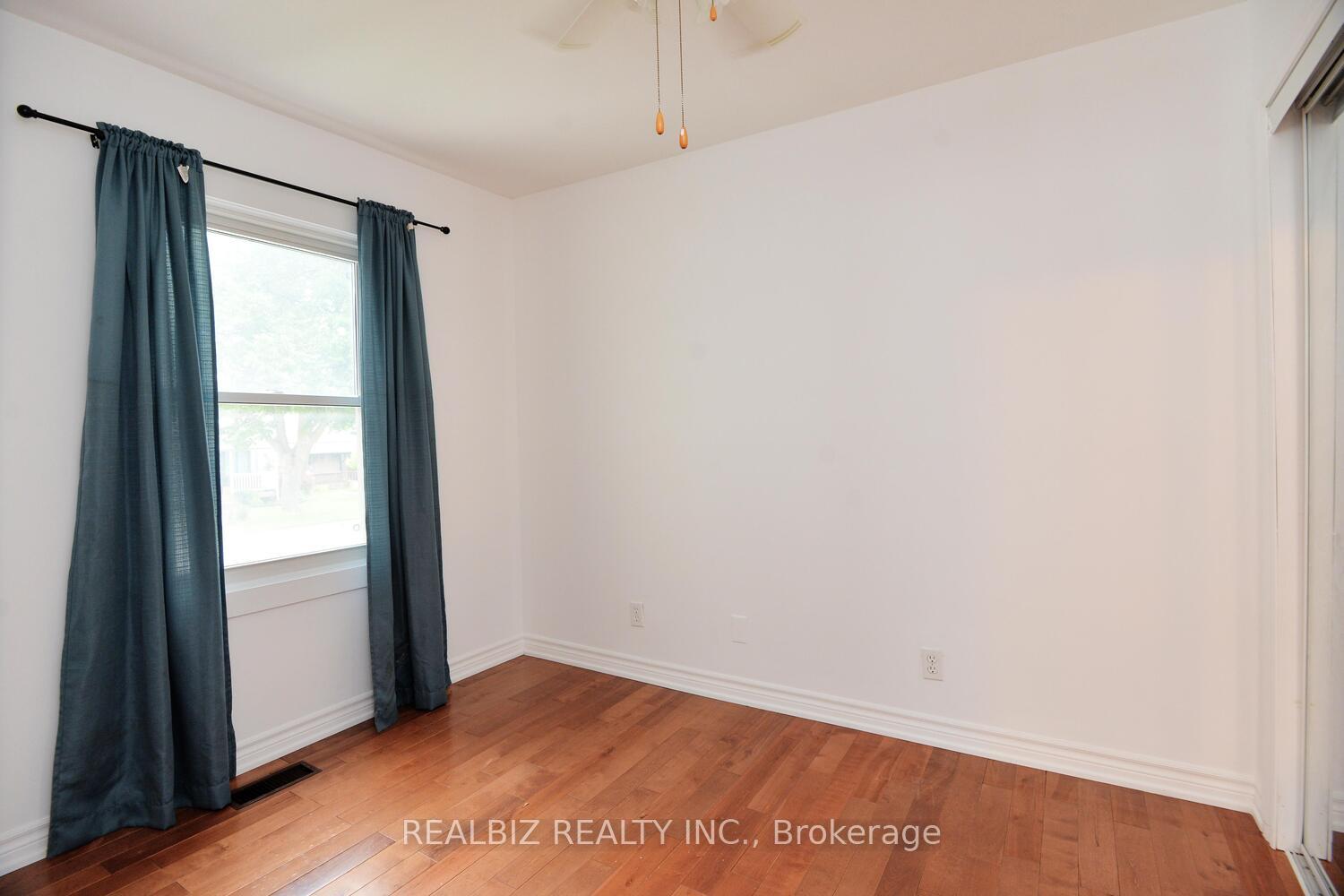 Photo 11 of 15 Oak Street, Ajax, Central — HOMEH