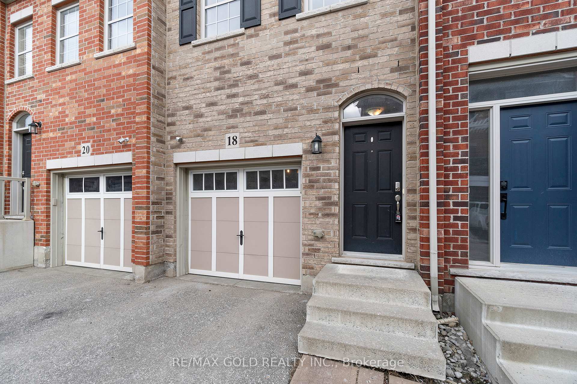 Photo 2 of 18 Whitehaven Lane, Kitchener — HOMEH